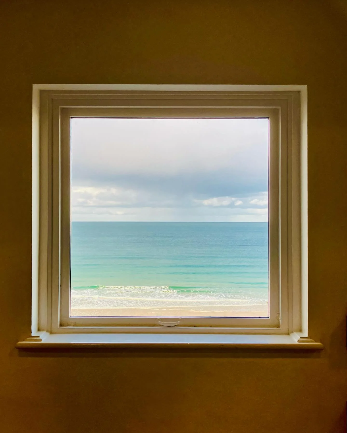 One of my very favourite windows 🌊 Every time I pass it, I have to photograph it 📸 I&rsquo;d say it&rsquo;s worth the entrance fee alone, but this bit&rsquo;s free 💝 Anyone know where it is? 🤔 

#roomwithaview #windows_aroundtheworld #cornwallcoa