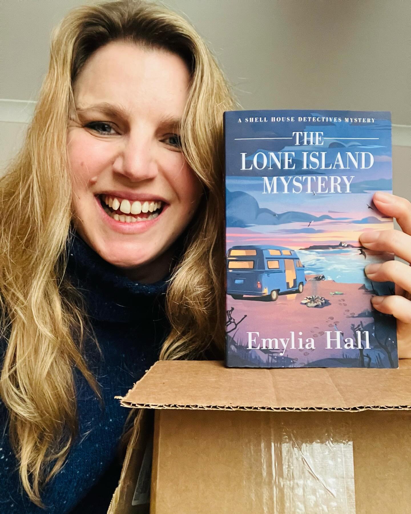 Oh hello, friend 🤗📚 An exciting delivery today: finished copies of the 7th Shell House Detectives book just landed &ndash; THE LONE ISLAND MYSTERY - and I am so, so happy to hold this novel in my hand.

I loved writing this novel (I know I always s