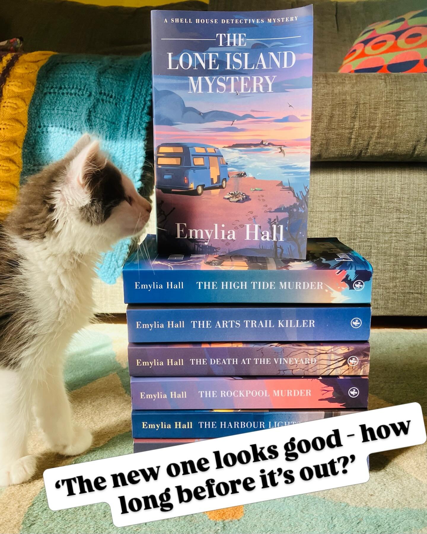 Well, they do say cats are discerning creatures&hellip; 😜

THE LONE ISLAND MYSTERY - the 7th Shell House Detectives book - will be out on 28th April in paperback, ebook and audio. And is available to preorder now! 😃🐚💗

#cosycrime #cosymystery #ca