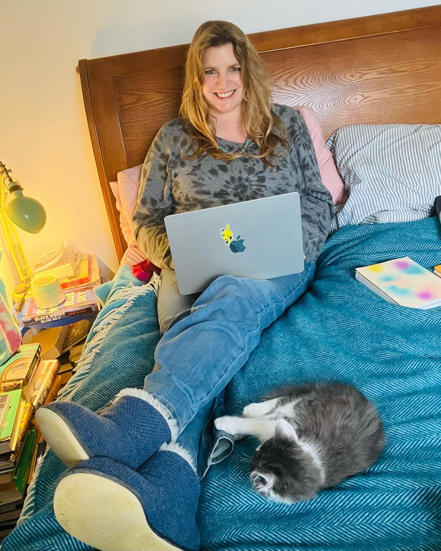 Edits are in, 3rd draft let&rsquo;s gooo! ✍️✨ Very lucky to have a job where, no matter how hard the graft, you can do it on the cosy side of the street (basically, I follow the kitten) 😉

#amwri̇ti̇ng #writingprocess #novelwriter #writersandcats