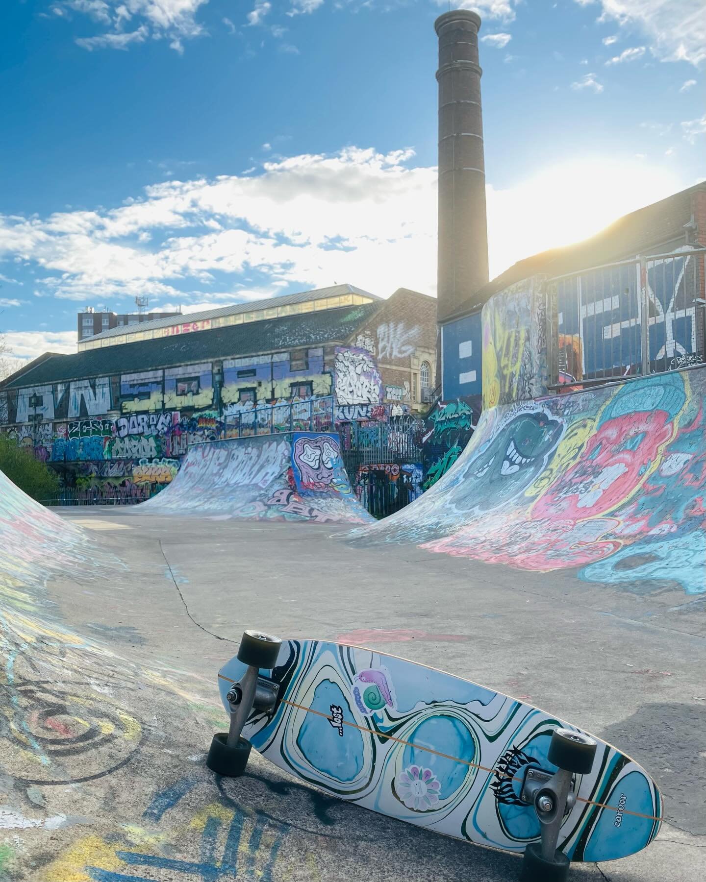 Starting the day right. The colours and the flow and all the memories embedded in this old place make me so happy ☀️ 🛹 

#bristolskateboarding #thankyouskateboarding #laterskater #thedeaner