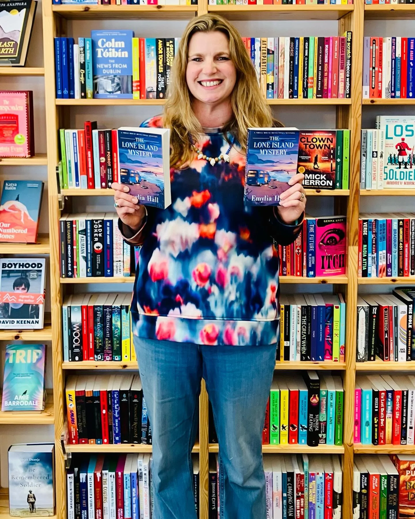 Hurrah, THE LONE ISLAND MYSTERY has landed a few days early! 🐚🥳 I loved going into my local indie @storysmithbooks yesterday to sign a big stack of pre-orders. Thank you so much for the support 💗 Signed copies on the shelf too, and the bookshop wi