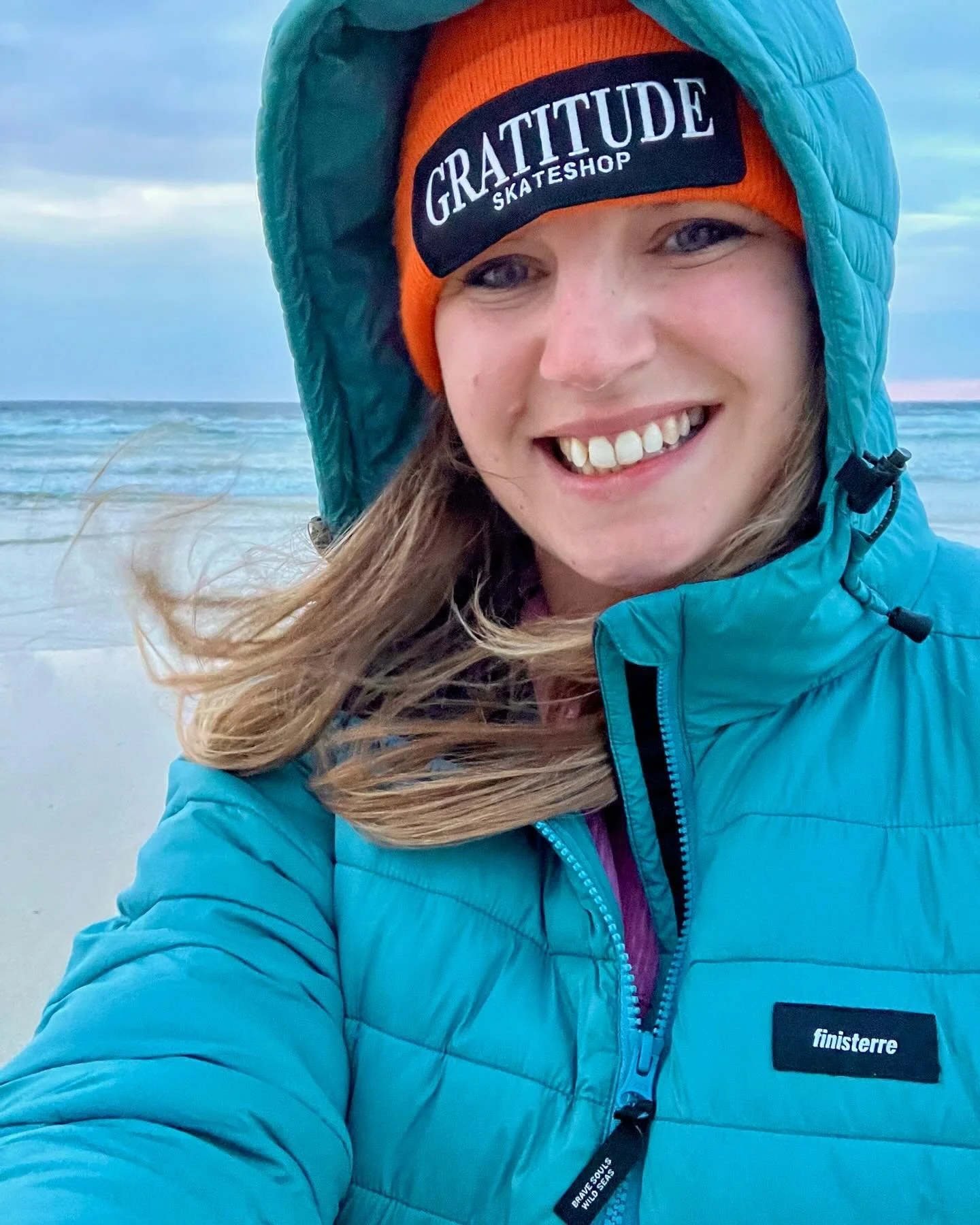 THE HAT SAYS IT (local skate shop represent @gratitude_skateshop 🤙 ) ALL the gratitude for a perfect couple of days, flying solo in St Ives 🌊✍️ Signing books, beach walks at dusk, writing sessions at desks to die for&hellip;. 😃 A lot goes into the