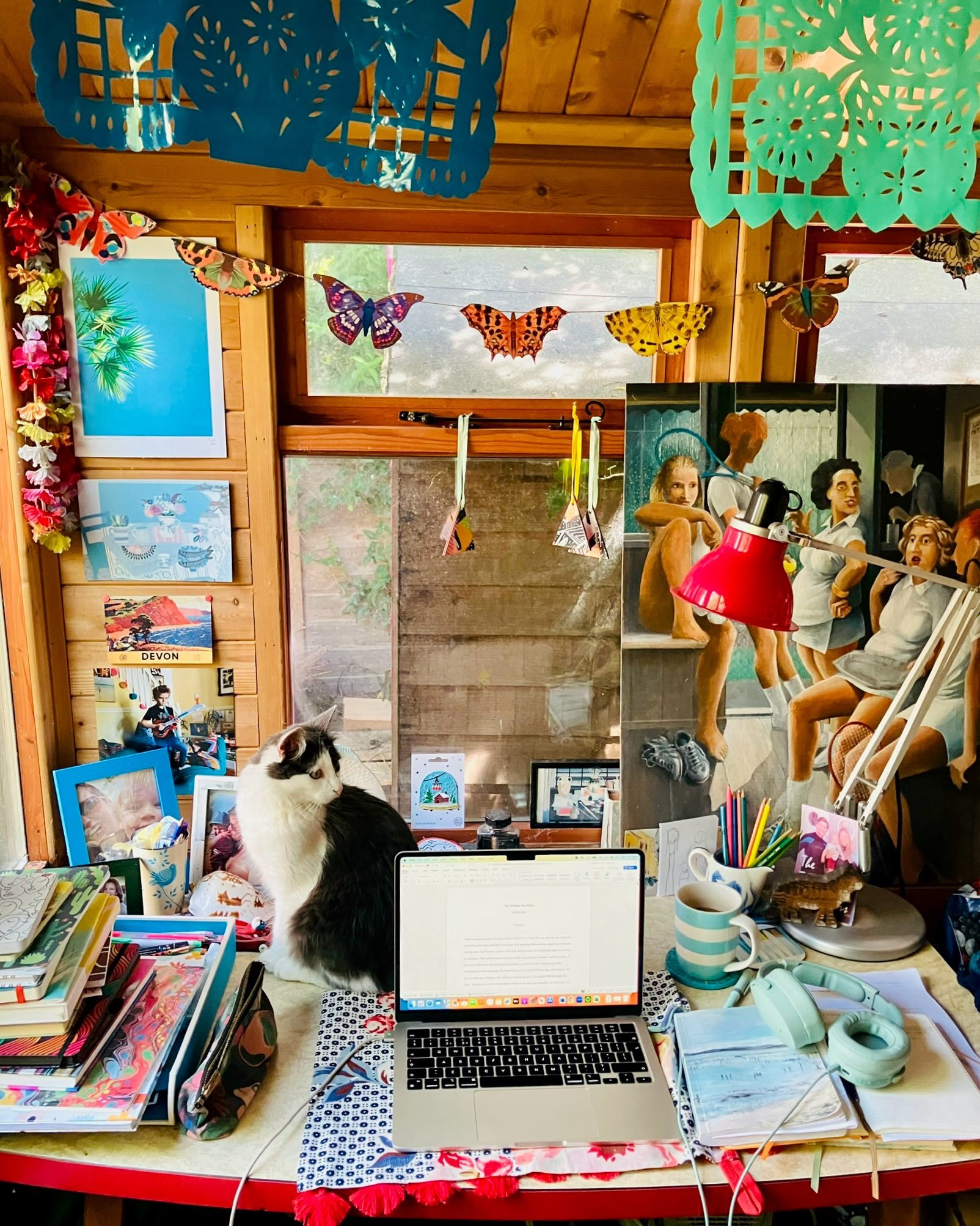 Yesterday in my hut 😻 Some writers might like a minimalist workspace &hellip; I am not one of them. Chilli seems at home amidst the happy-making clutter too (it was his first day hanging out with me here) 😄✍️🌶️

#amwri̇ti̇ng #sheshed #sheshedstyle