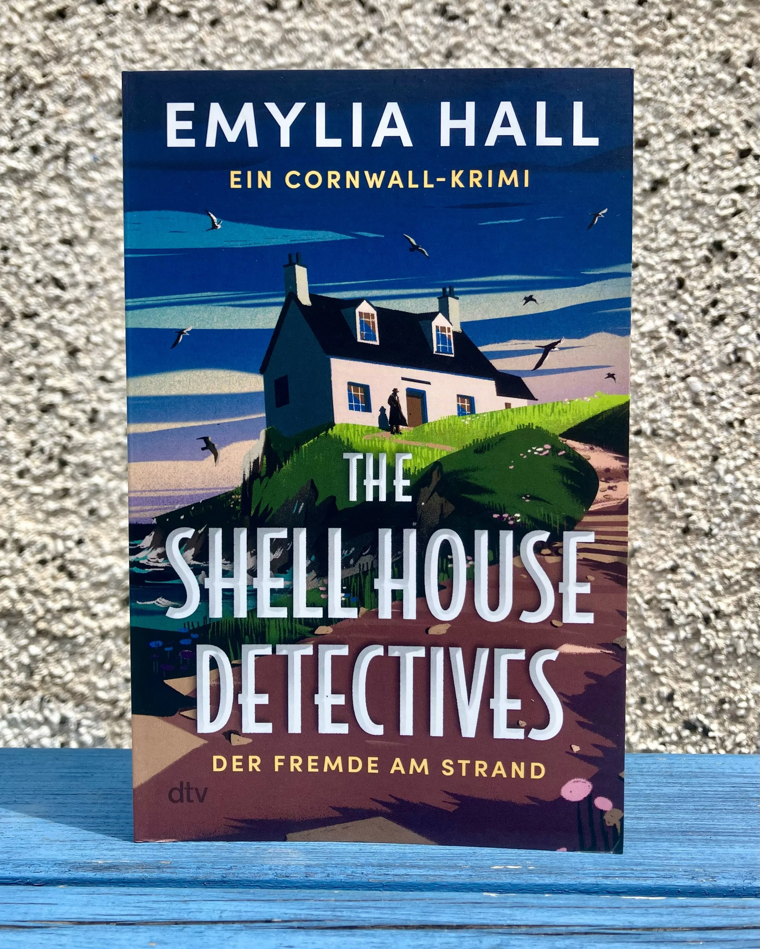 Behold, a finished copy of the German edition of The Shell House Detectives! 🤩 It&rsquo;s a thing of absolute beauty, with a stunning new cover from @mariannatomaselli &ndash; our illustrator for all the UK versions &ndash; and the most enticing fol