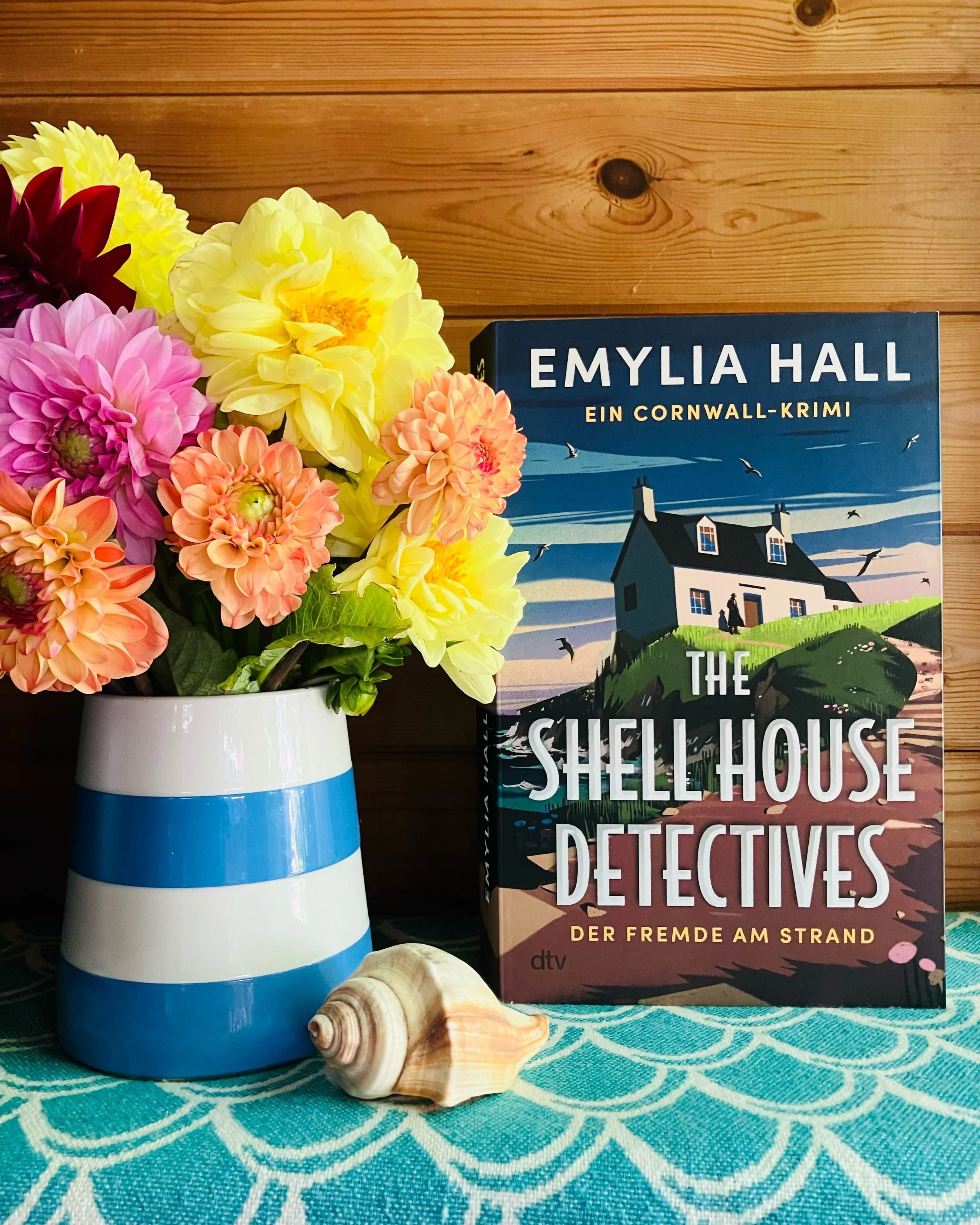 The Shell House Detectives is published in Germany today by the wonderful @dtv_verlag 🎉 I I adore this edition of the book, with its beautiful fold-out end papers and the new illustration from our Shell House artist extraordinaire @mariannatomaselli