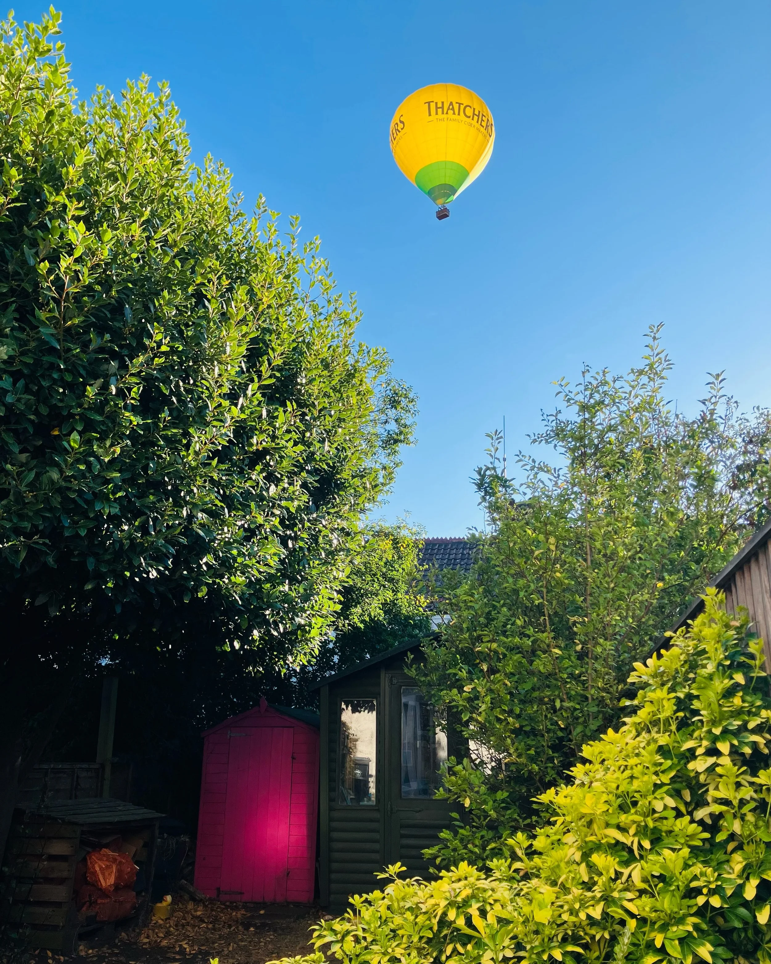 Hot air ballon over my writing hut, just as I&rsquo;m closing up for the day. Is that a sign to keep going? ✨✍️✨

#bristolballoonfiesta #bristolwriter #creativelifehappylife #sheshed