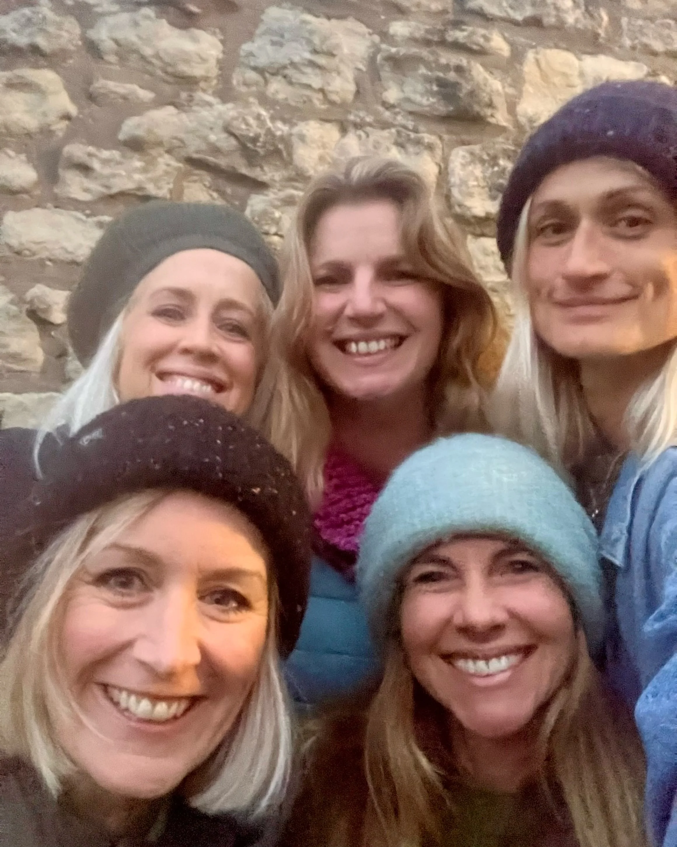 A perfect autumnal weekend writing (and not writing) in rural Somerset with @stonexemma @lucyclarke_author @therosiewalsh @kateriordanauthor ✍️✨🍂 Thank you, you lovely lot, for such grand times (cup: full) 💕 

#amwri̇ti̇ng #writingretreat #authorli
