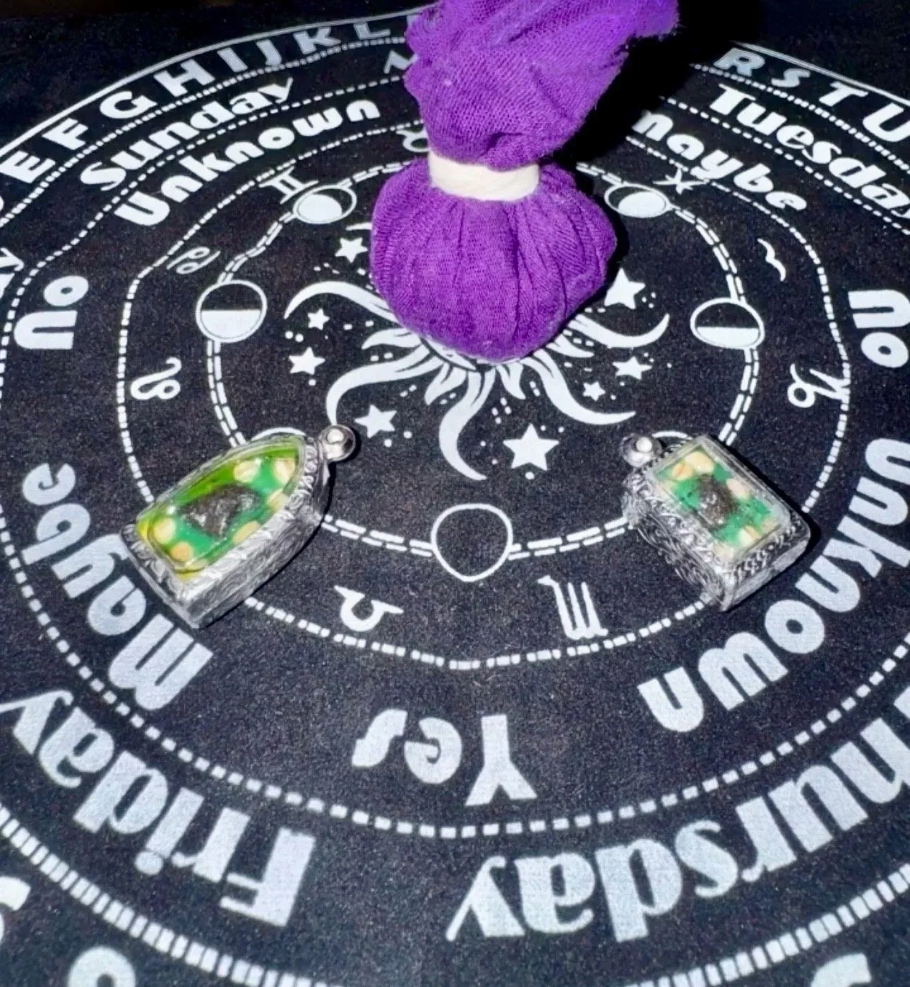 The Lodestone Amuleto