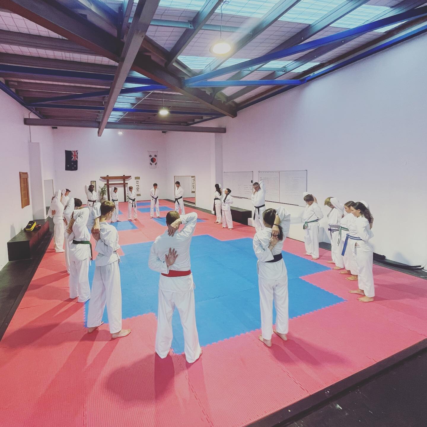 Senior class booming today! Who&rsquo;s loving these hot evening busting out some training?! ☀️🥵 

#sunsouttonguesout #training #adultclasses #learning #goals #martialarts #dojo #karate #stretch #happyplace #coach