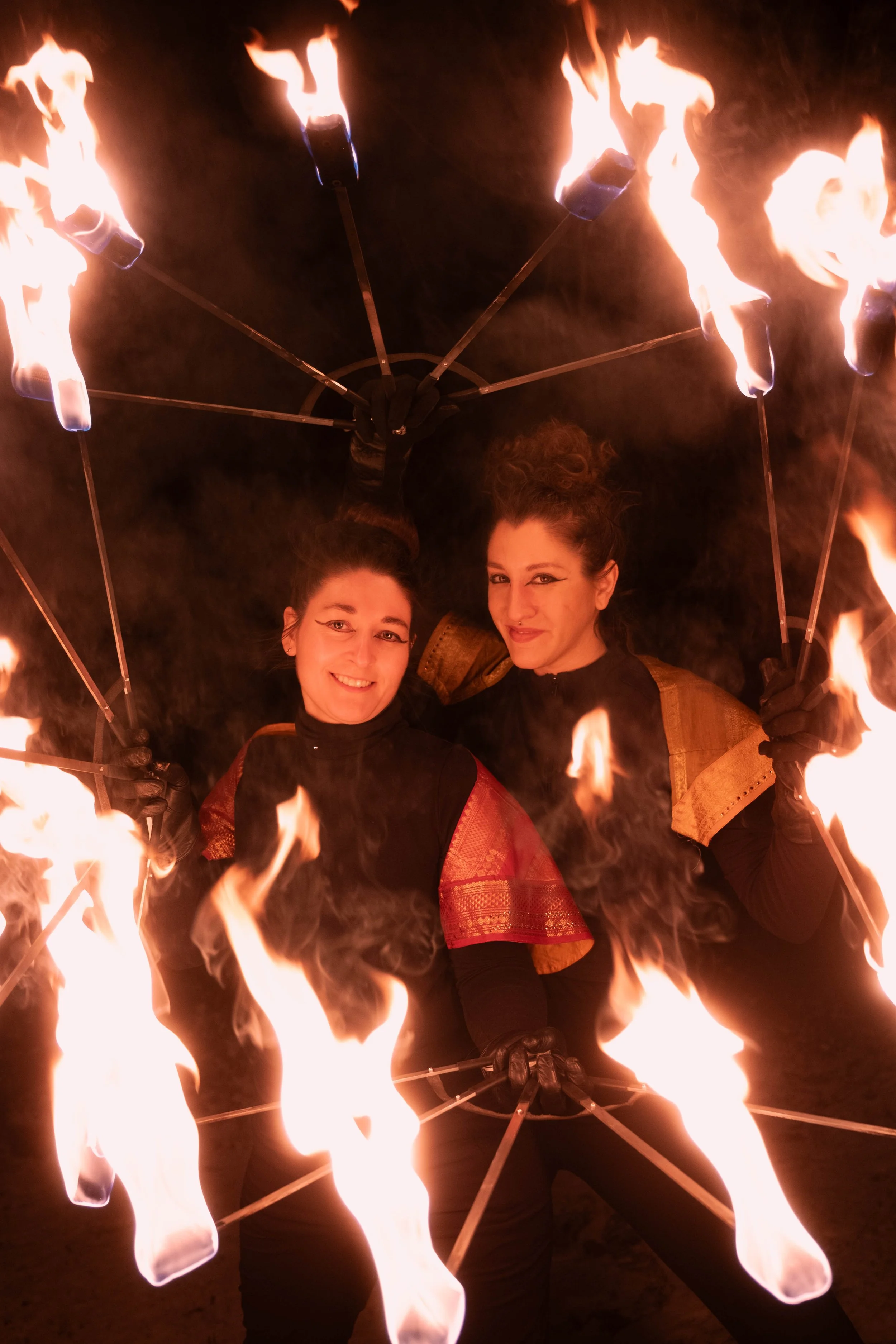 Duo show bei der Eröffnungsfeier am Dorfplatz