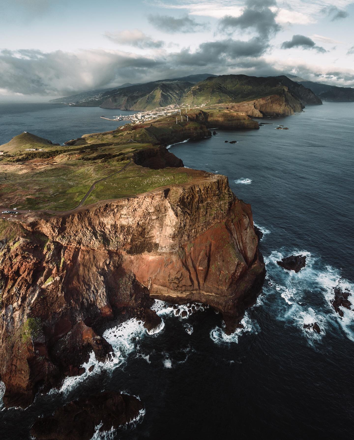 Love this spot for its cliffs that drop into the Atlantic Ocean. For scale zoom in on the left where the cars are parked 🤙🏻

Edited with @care4art.co

#hellofrom #madeira #portugal