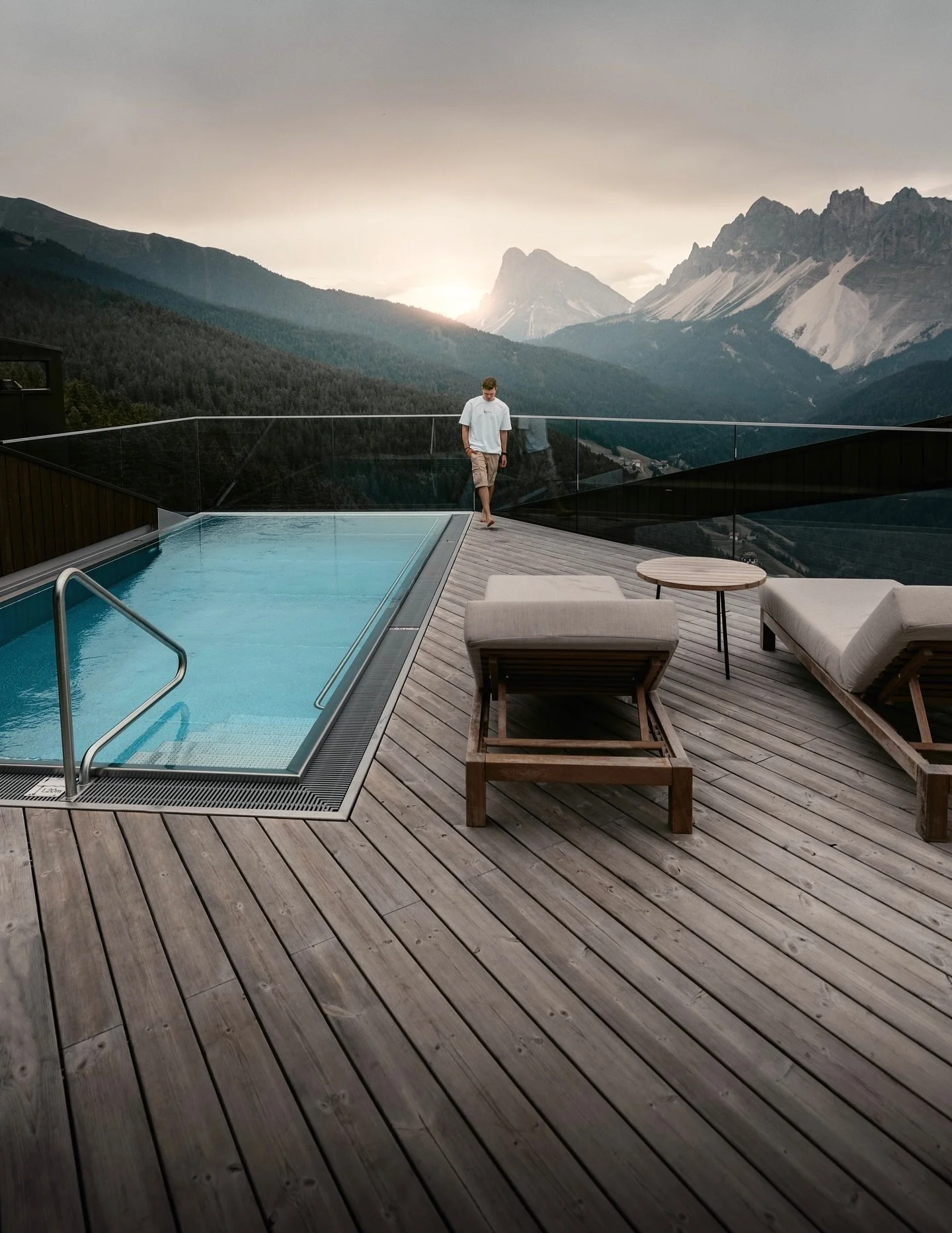 Infinity pool and infinity vibes.
Hard to imagine a better way to stay in the Dolomites.

Photos edited with @care4art.co