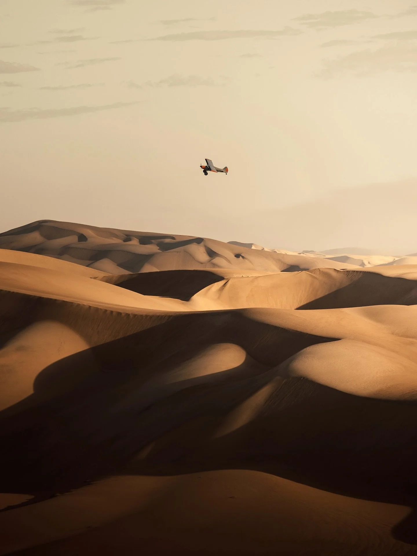Imagine calling up a friend to meet you in the middle of the desert and he shows up in a plane. Getting to photograph him flying and posing in the air was such a fun and unforgettable experience. Grateful for moments like this 😍

Photos edited with 