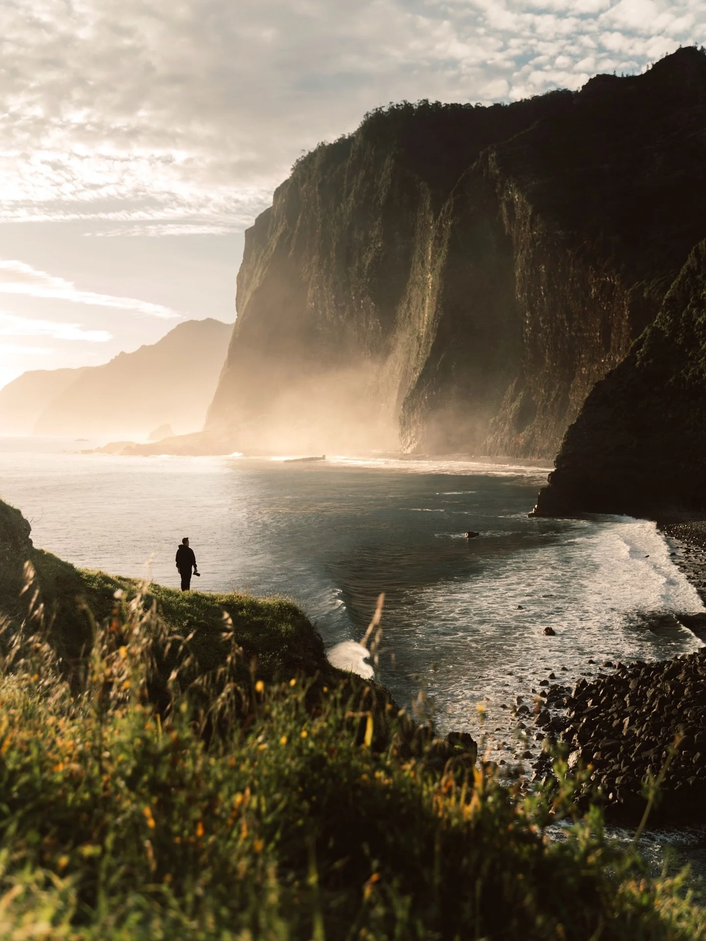 Madeira's coastline during golden hour is insane. A few of the hundreds of photos stored on my drive 🔥

All edited with @care4art.co

#madeira #sunset #sunrise
