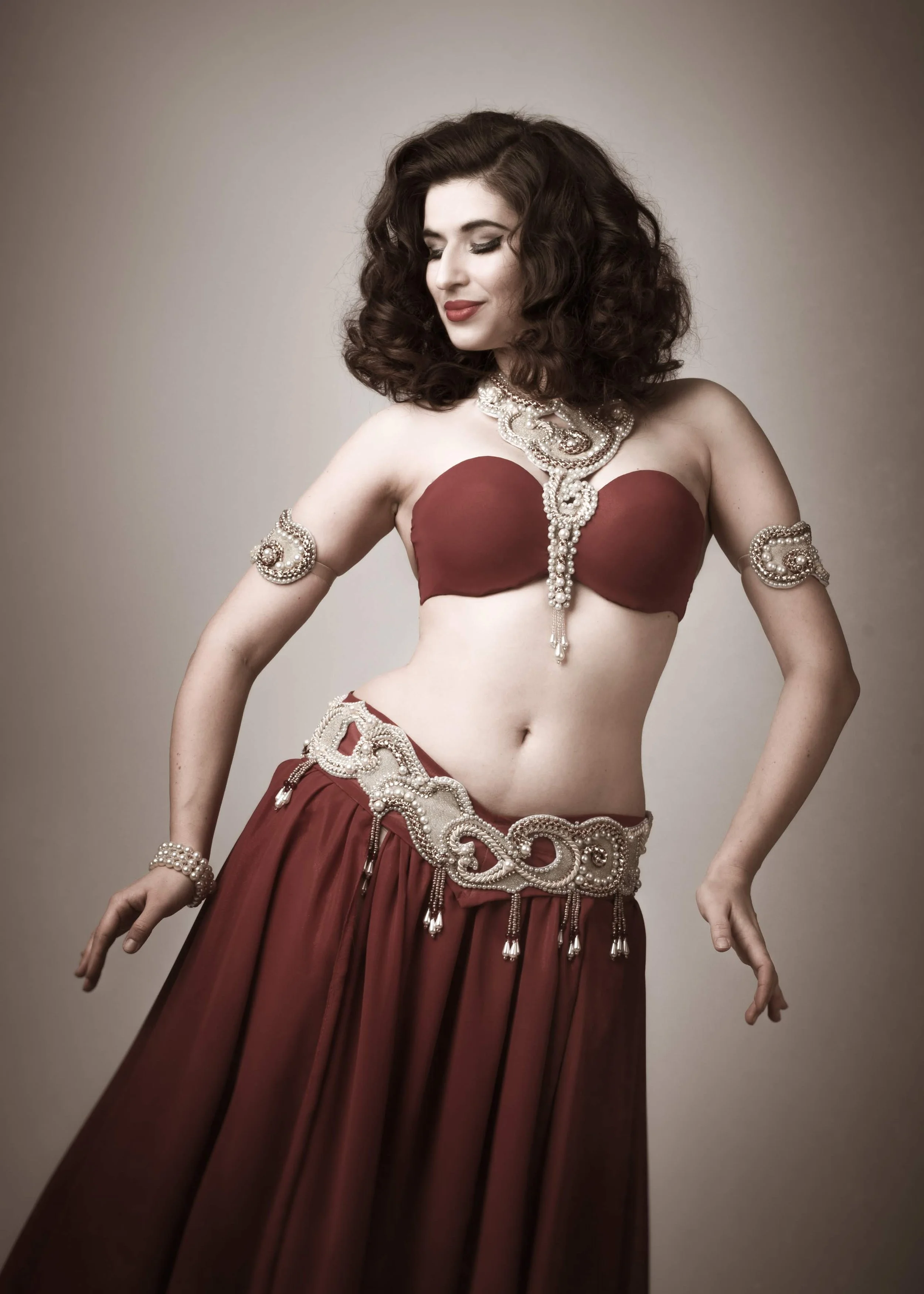 elly dance instructor Badriyah demonstrating elegant Raqs Sharqi posture and costuming at Shoonya Dance Centre in Ghent.