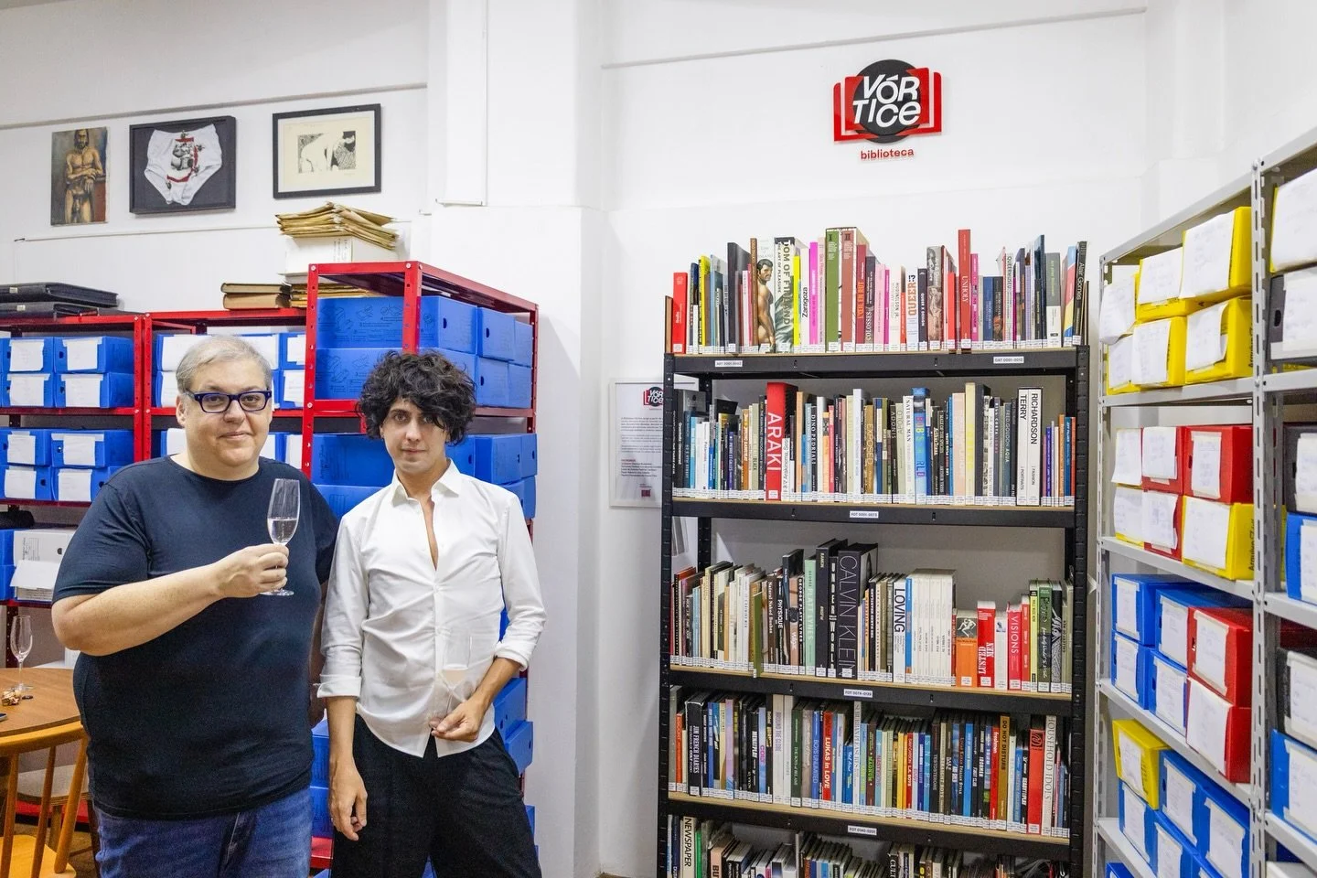 A Biblioteca V&oacute;rtice preserva um acervo vivo com cerca de 400 livros raros de arte, incentivando pesquisa, cria&ccedil;&atilde;o e ampliando refer&ecirc;ncias art&iacute;sticas.

Em parceria com o Acervo Bajub&aacute; @acervobajuba, ampliamos 