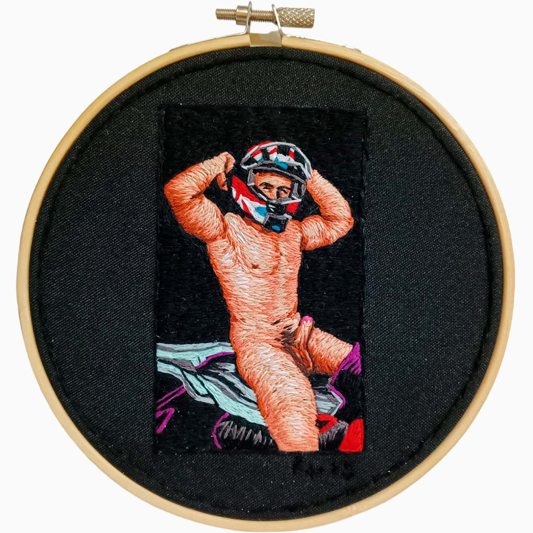 Rafael Dambros - MOTOBOY, bordado sobre tecido preto, basti dor de madeira, 16cm de diâmentro, 2025.png