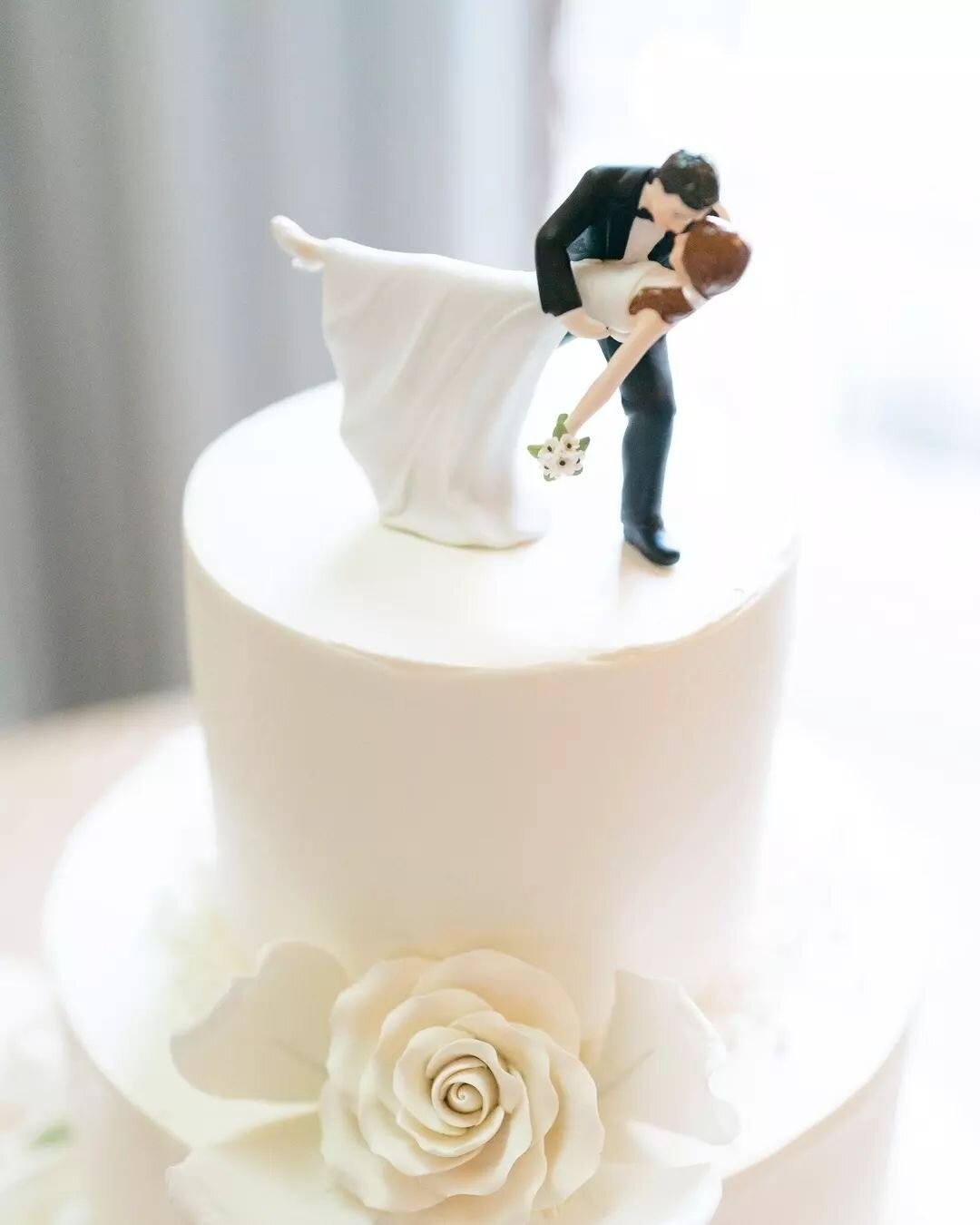 Let's talk about CAKE Baby! When you dream of your wedding cake what do you envision? Would you want a classic cake topper, maybe something a little more playful, what about fondant or buttercream, real flowers or sugar ones? Let us know in the comme