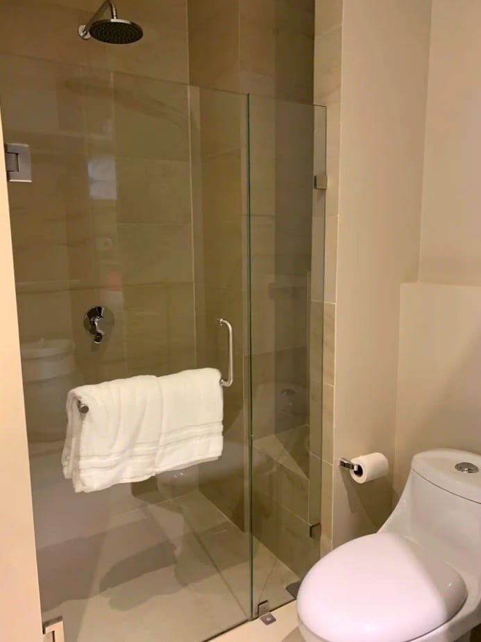 Vista vella lll 1Bed bathroom.jpg