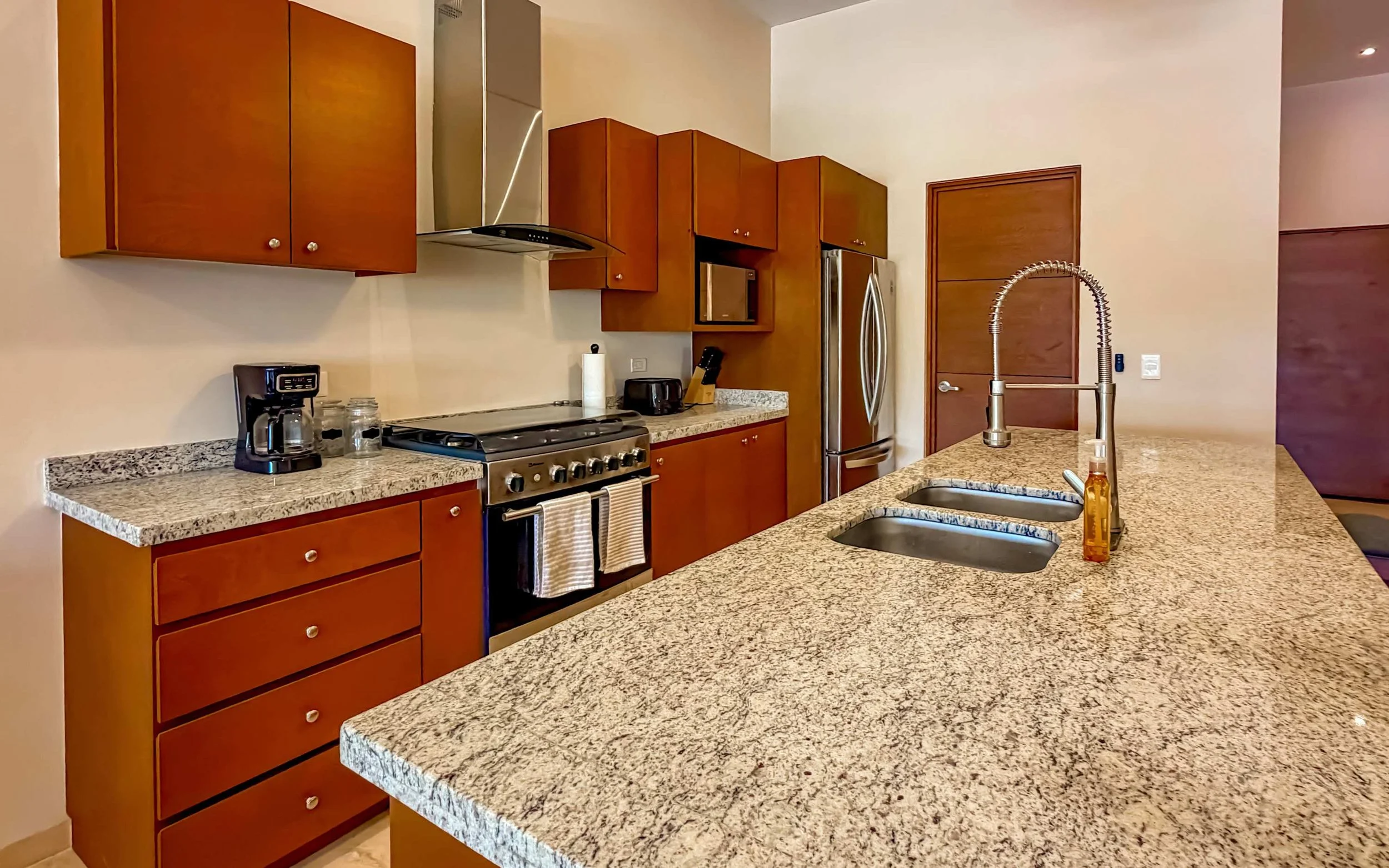 Tamar kitchen 2.jpg
