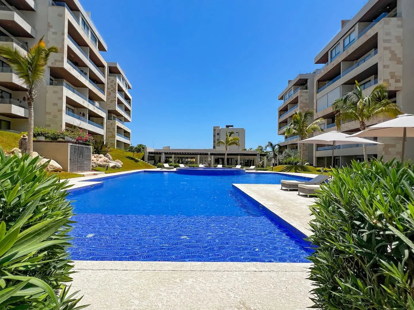 Vista vella lll 1Bed pool.jpg