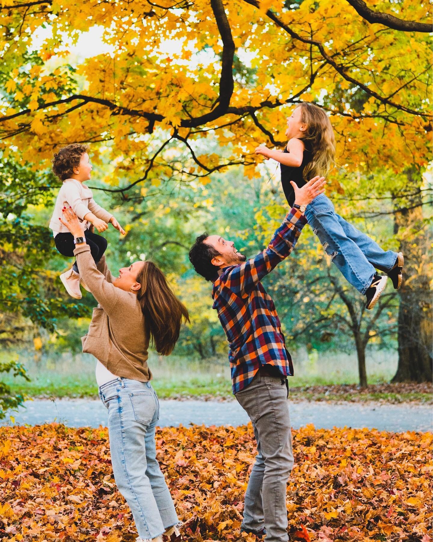 Doesn&rsquo;t it feel like fall was just yesterday?? It&rsquo;s crazy how time flies! 🍂 I photographed @leorakg &amp; her family before &amp; after Mila was born, and it&rsquo;s amazing to see how much she and her sister Avie have grown since. Famil