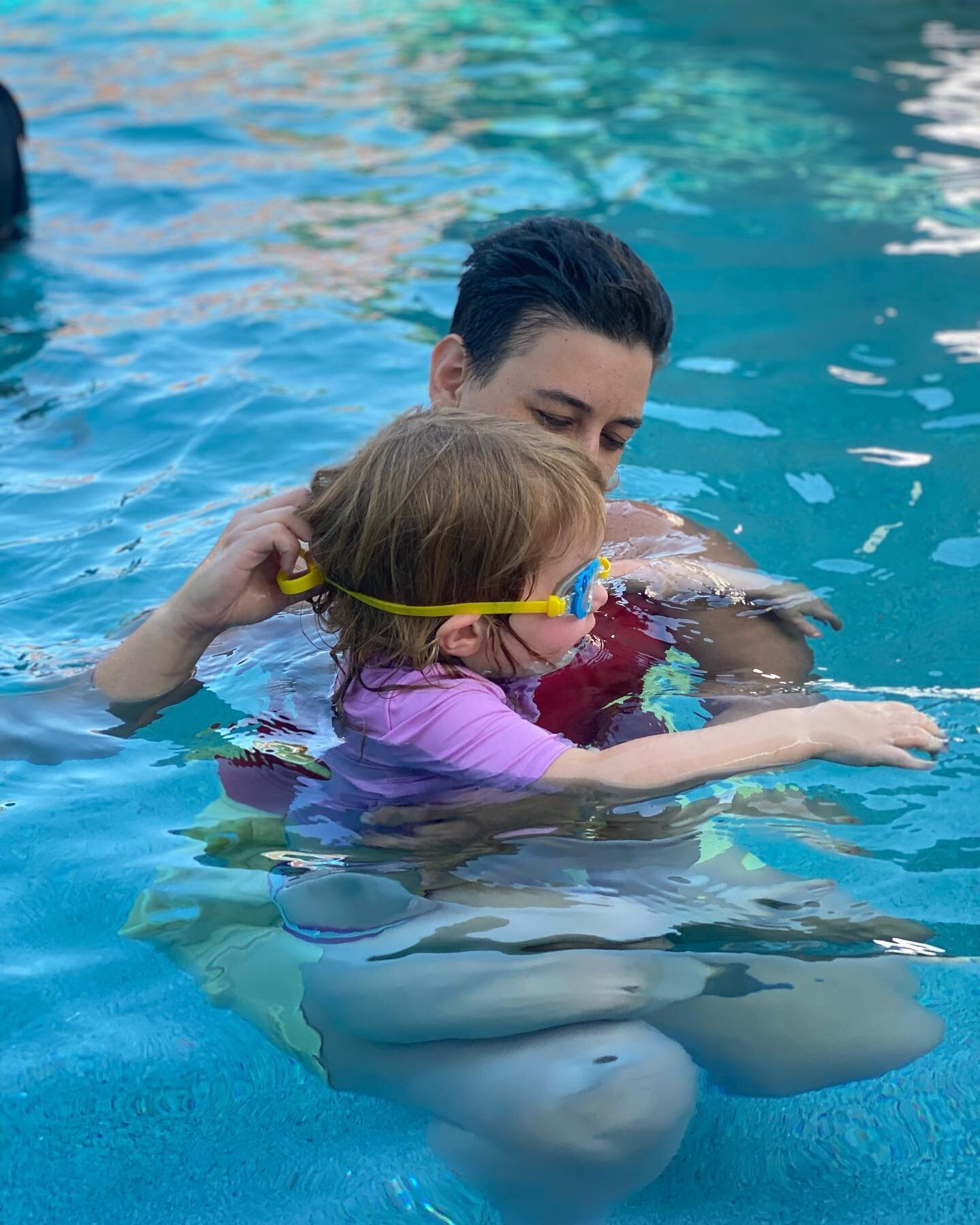 We want our swimmers to feel comfortable in the water and sometimes that mean using magic eyes to see the fishes under water 🌟  #aquabuddiesla #swimmers #swimlessons #safetyfirst #pool #losangeles