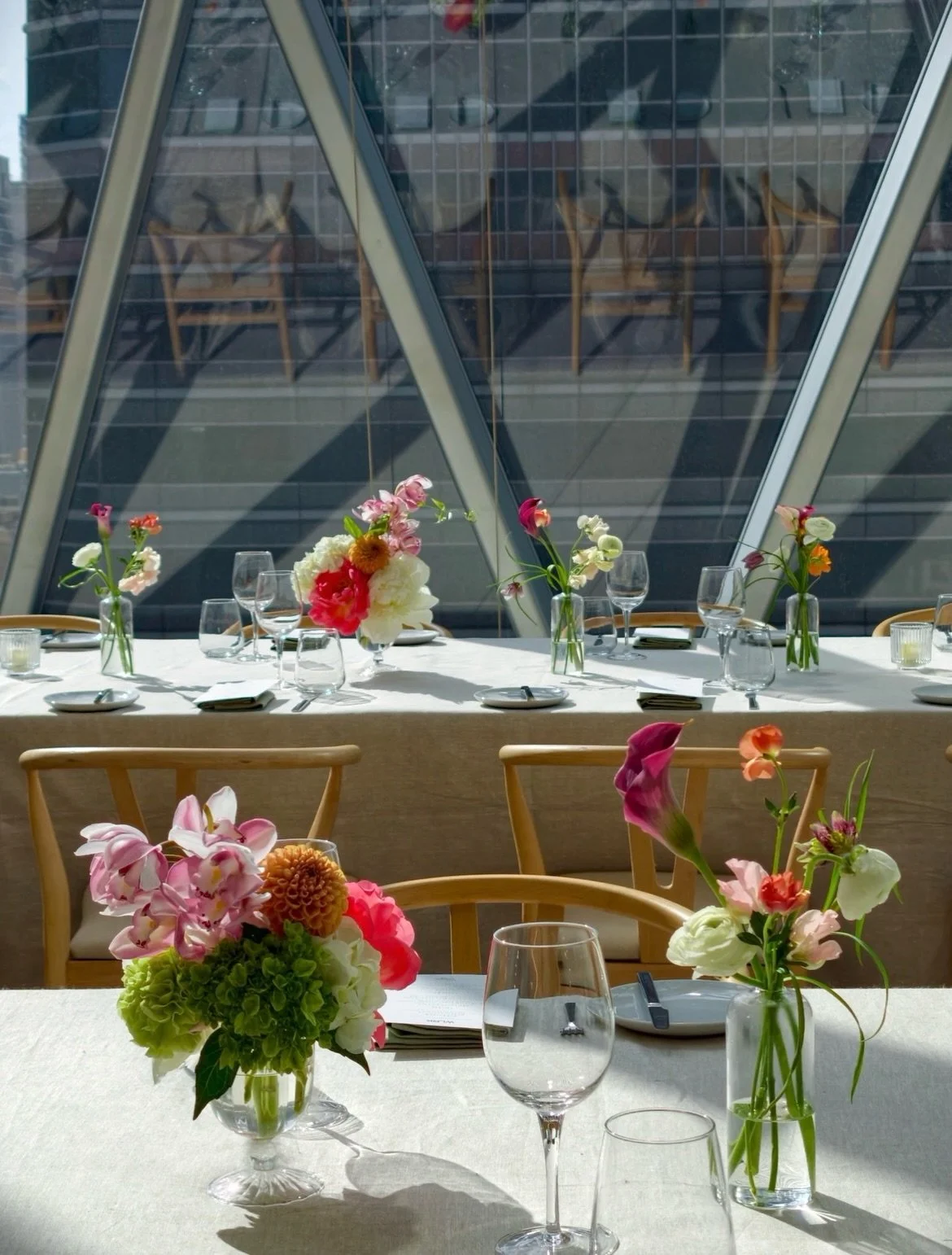 I used to do social media for a law firm now I&rsquo;m doing flowers for one 💅 funny how that works! At @425parkavenue&rsquo;s Diagrid Club

Ty @sistersflora &amp; @zyz.etfleurs for the assist (and the majority of these pics) :)

 #nycflorist #event