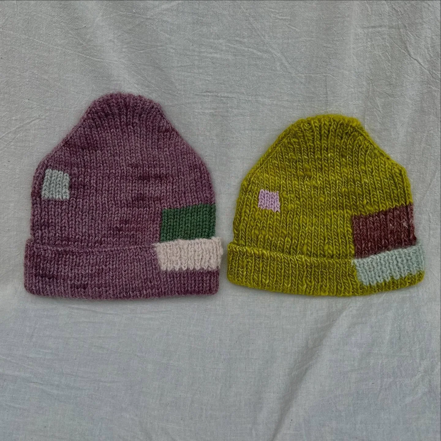 the kh&ocirc;&rsquo;i kid hat siblings are both here! 👯&zwj;♂️😚*sept 1* pattern drop of this hat sized for kids and teens. link in bioooooooooo

@keirawxyz yarn in Queensbridge Purple Sage and Honeybun Grasshopper 💅

-

#indiedyer #indiedyersofins