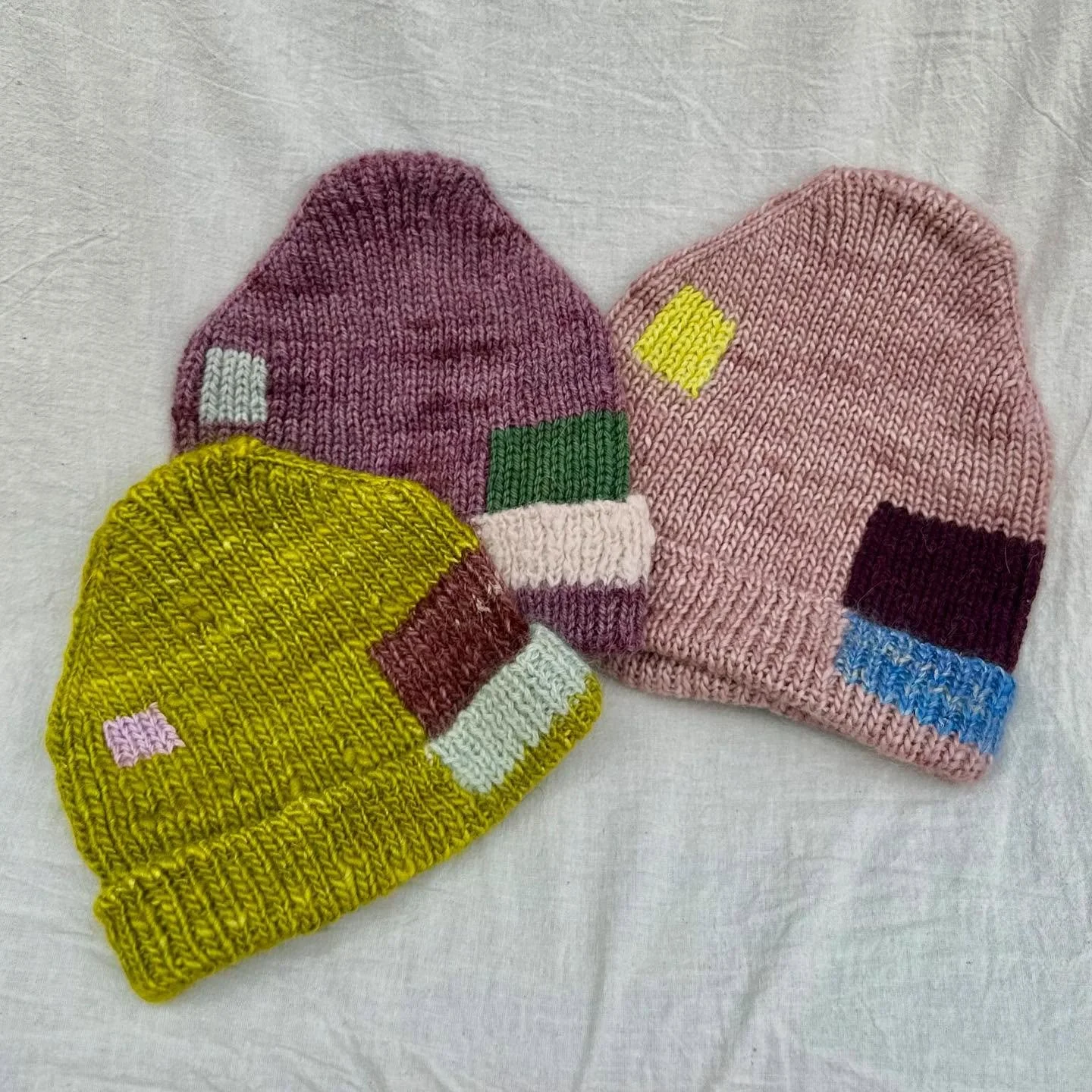 a kh&ocirc;&rsquo;i family portrait 💁🏻💁🏻💁🏻 L ➡️ R: kh&ocirc;&rsquo;i kid hat (s), kh&ocirc;&rsquo;i kid hat (l), kh&ocirc;&rsquo;i hat adult (m).

kh&ocirc;&rsquo;i kid hat releases Sept 1, link in b&iuml;&oslash;

🧶 from L ➡️ R: @keirawxyz Ho