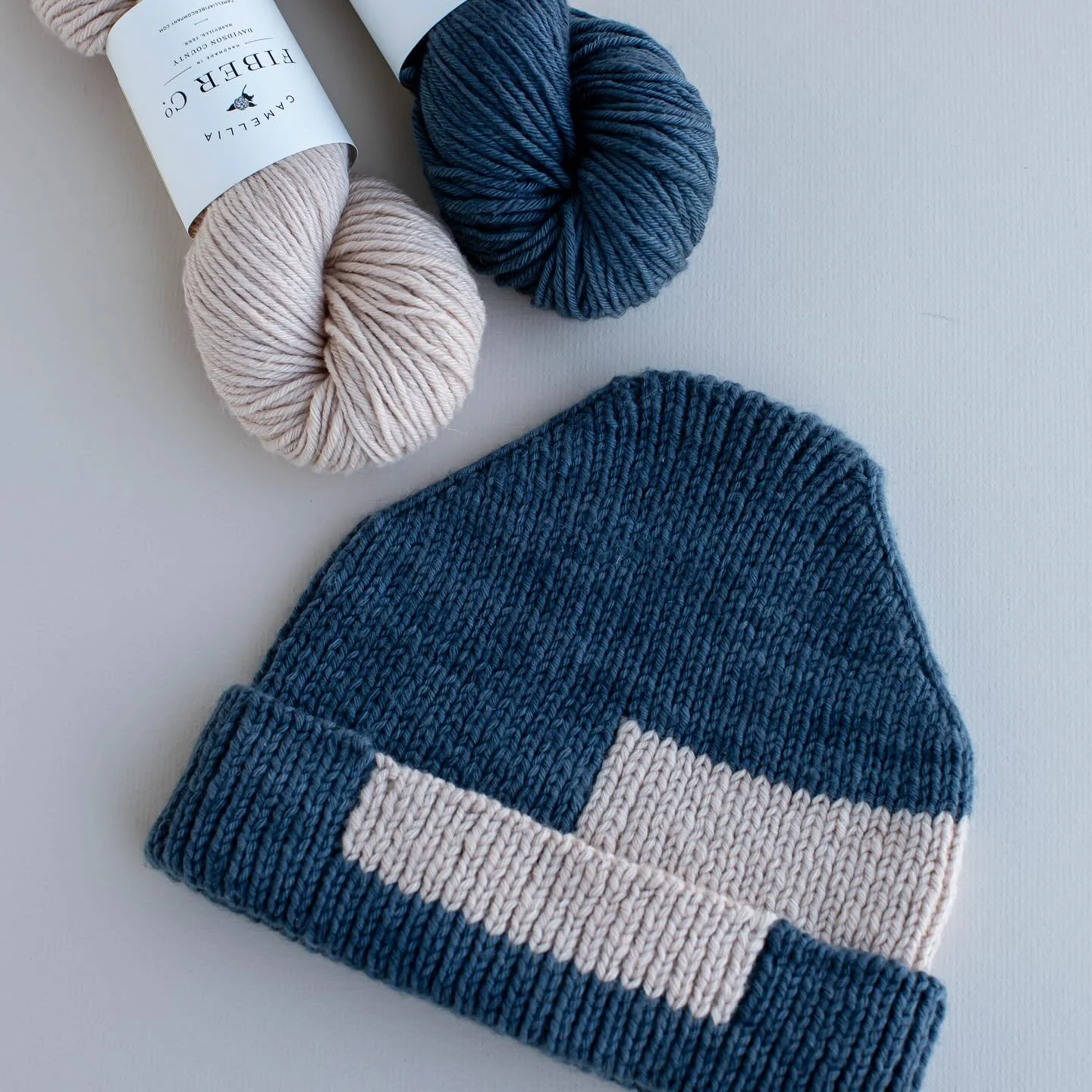 wauw. i can&rsquo;t rightly explain how it feels to have @camelliafibercompany photograph your samples for you, but it&rsquo;s like a hug and a cheer. 🥲

pattern: modified Kh&ocirc;&rsquo;i Hat
🧶: @camelliafibercompany CFC Serene DK
📷: @camelliafi