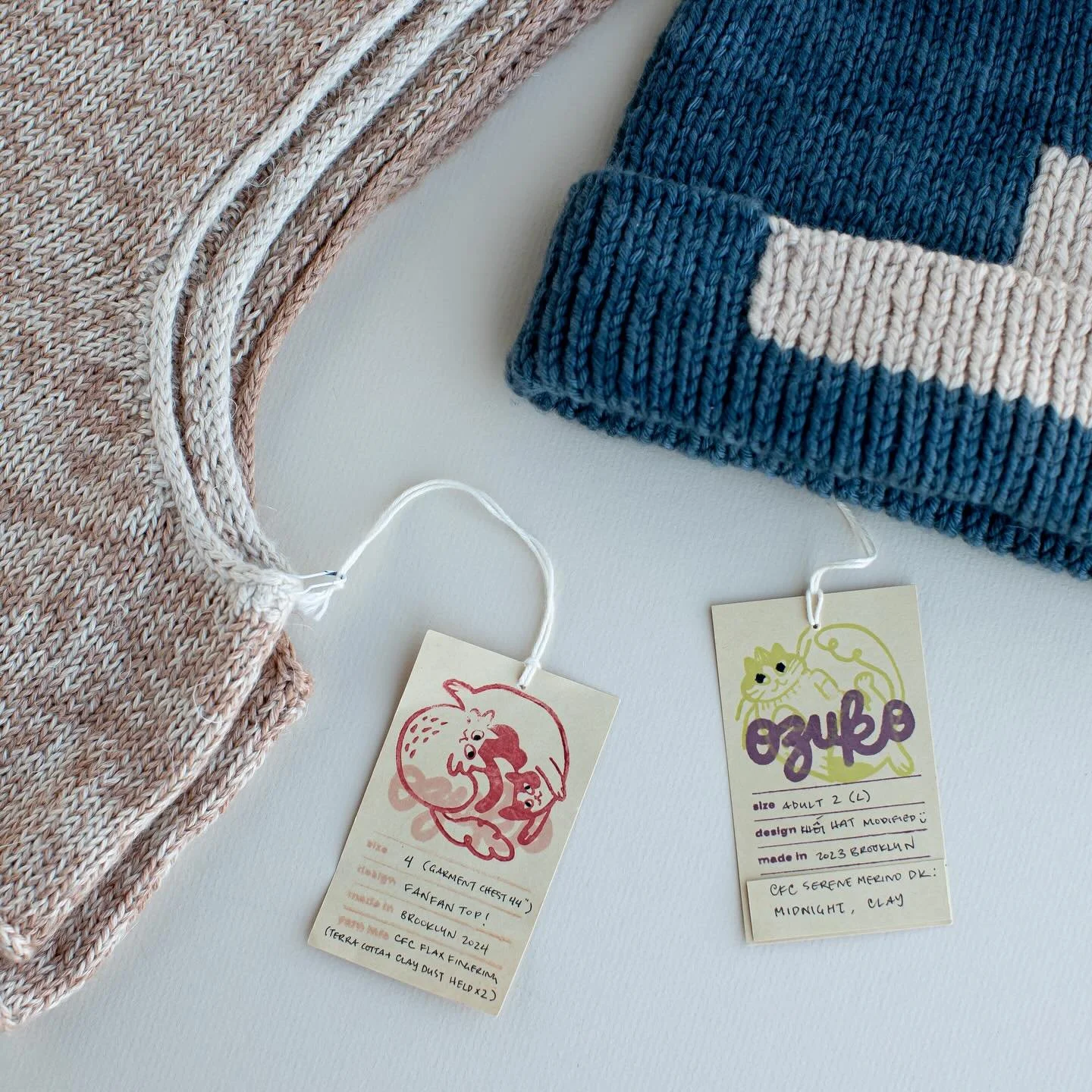 🥲 seeing people you admire and love converge in a photo. 

🐱 design @closeobjects.studio 
🧶&amp;📸 @camelliafibercompany 

patterns pictured: fanfan top in CFC Flax Fingering (Terra Cotta and Clay Dust held double); kh&ocirc;&rsquo;i hat in CFC Se