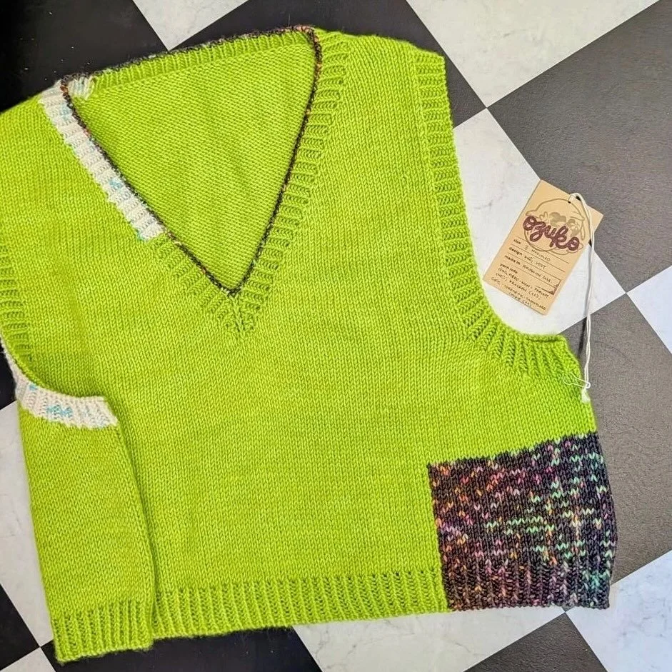 never realized how much this pattern needed a checkerboard tile background. 🤍🖤 such a joy &amp; honor to send this one off with Yan to @cakepalooza2025 this year 

📸 @foreveryarn_doylestown 
🧶 @qingfibre MCN DK &amp; @camelliafibercompany Serene 