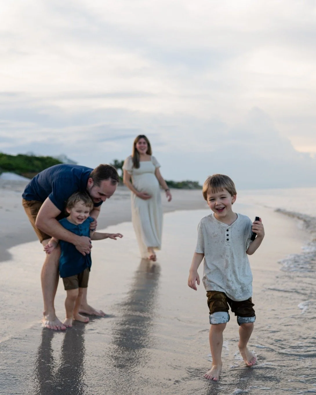 You'd never guess how shy these kiddos are based on these photos 💙 I love capturing the silly, splashy, playful side of family life. My biggest advice to parents with young kids - opt for the full session! Mini sessions put way too much pressure on 