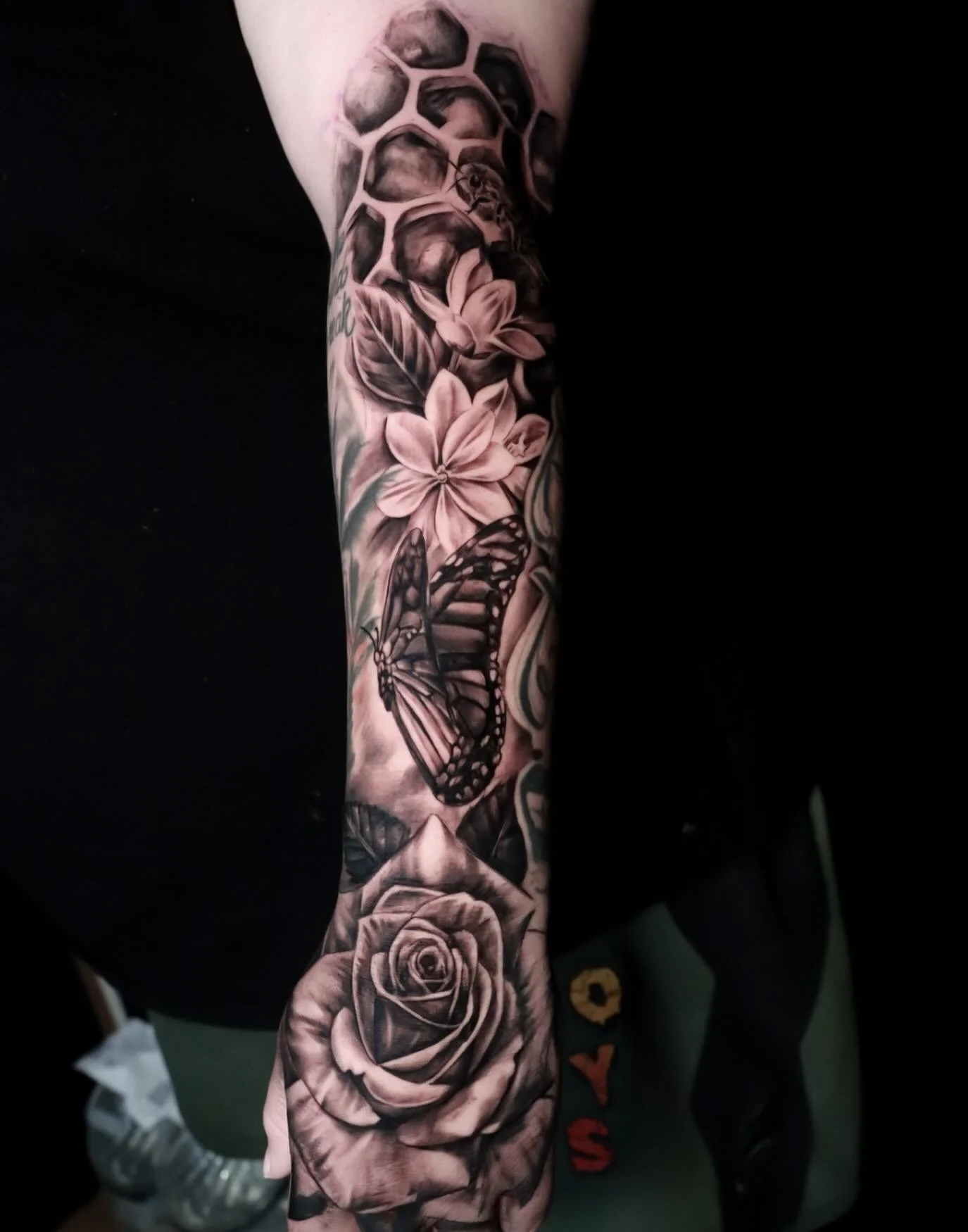 We were working on filling the empty spaces on @b_biv32 🔥🔥
.
.
Made @realgonedenver 
.
#denvertattoo #denvertattooartist #denvercolorado 
#blackandgreytattoo #gapfiller #lo-hi #femaletattooartist