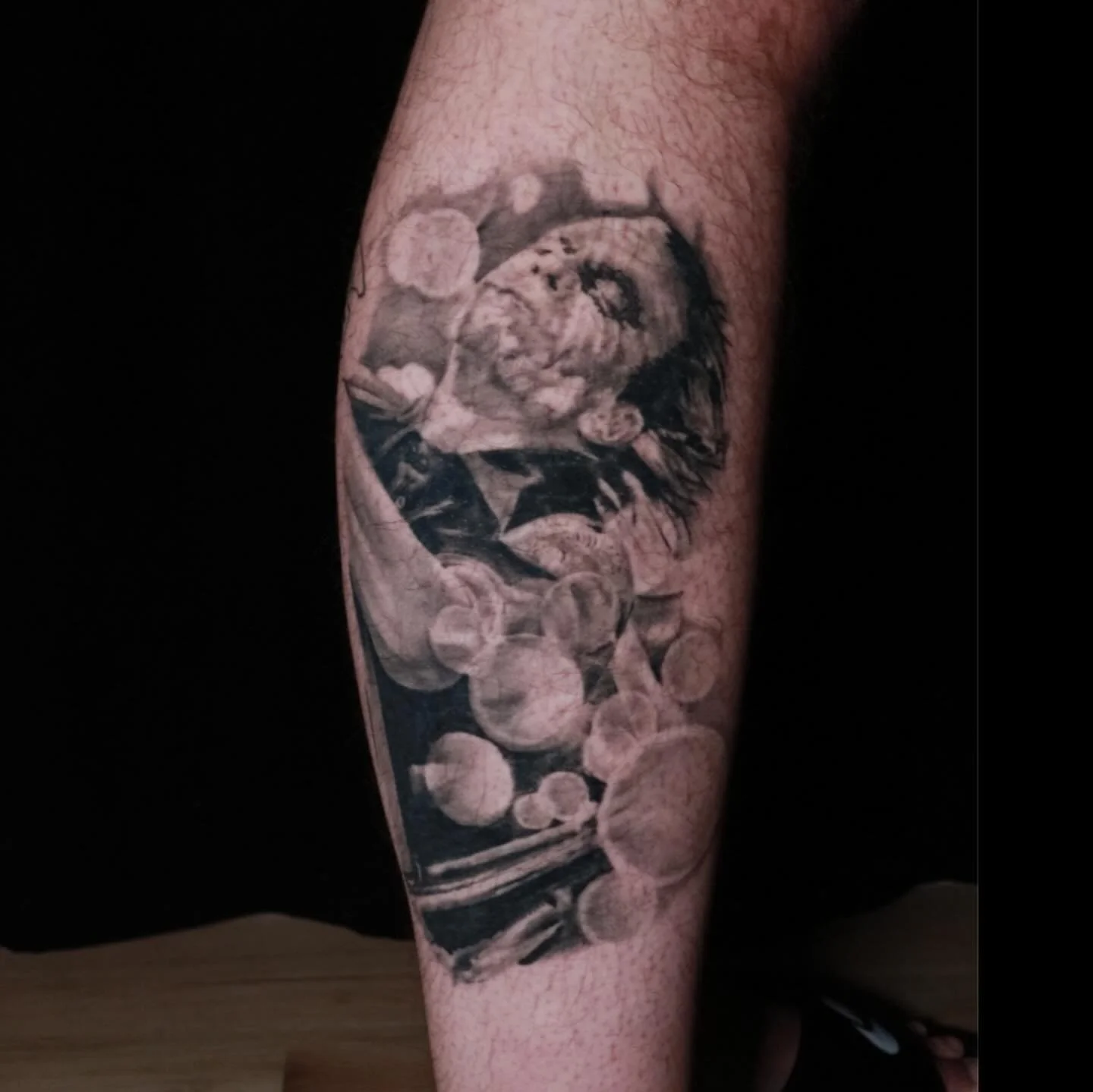 Healed 
Made with love 
.
@realgonedenver 
.
#jokertattoo #realismtattoo #tattooartist #blackandgreytattoo #legtattoo #gyminspiration #queertattoos #queerartist #lgbtq #heathledger #batman #basketball #broncos #football #tattooreals #denvertattoos #d