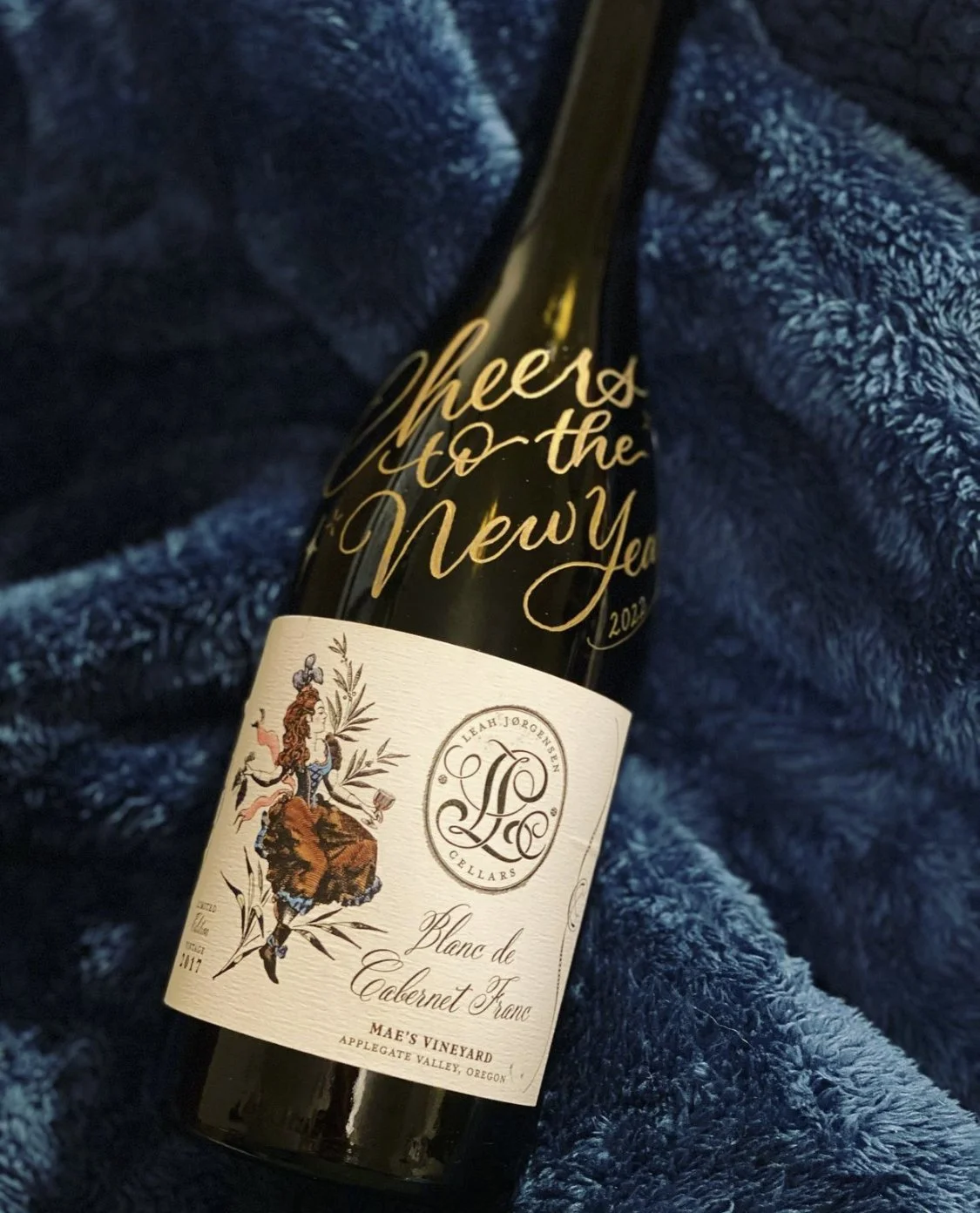 Engraved wine bottle with the words "Cheers to the new year 2022"