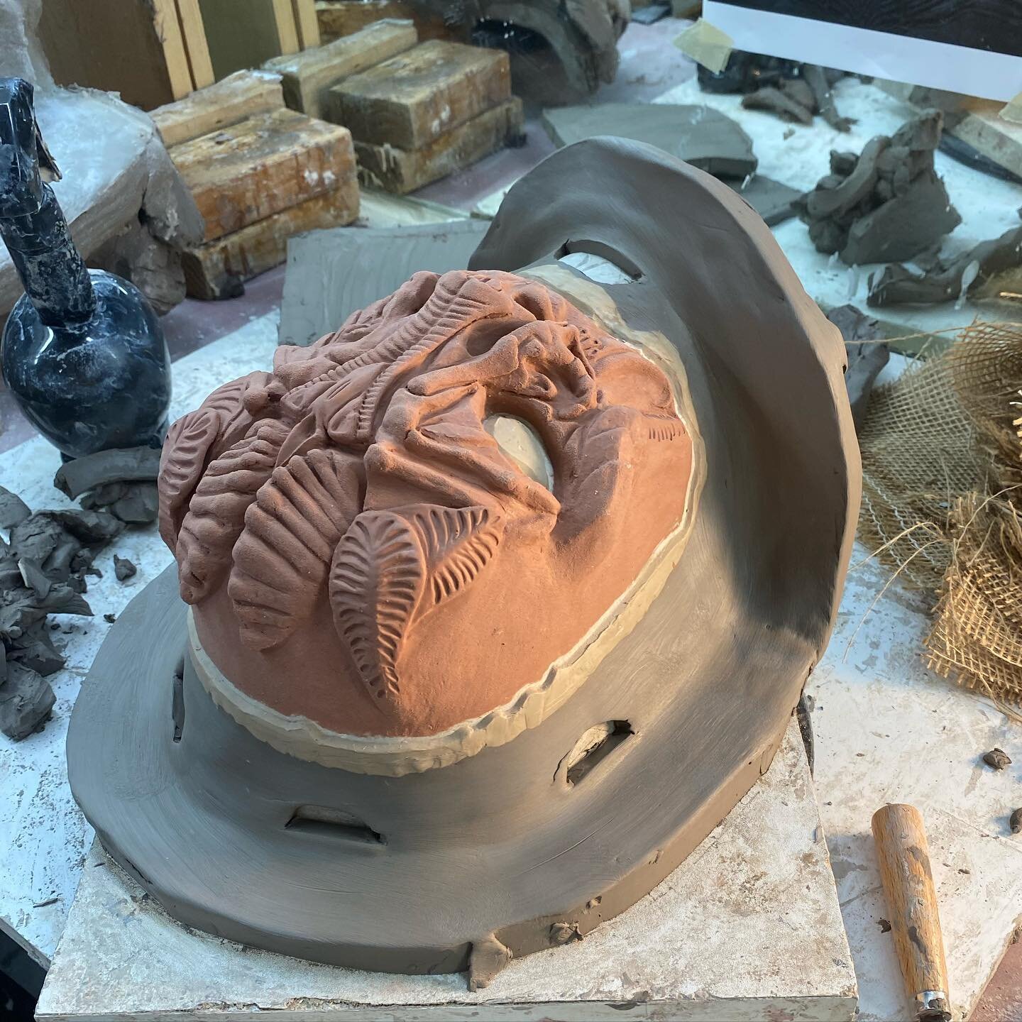 Mold in the making 🧱
#sculpture #moldmaking #specialeffects #specialeffectsmakeup #monster #clay #artwork #labwork #creature #creaturedesigner #monstermaker