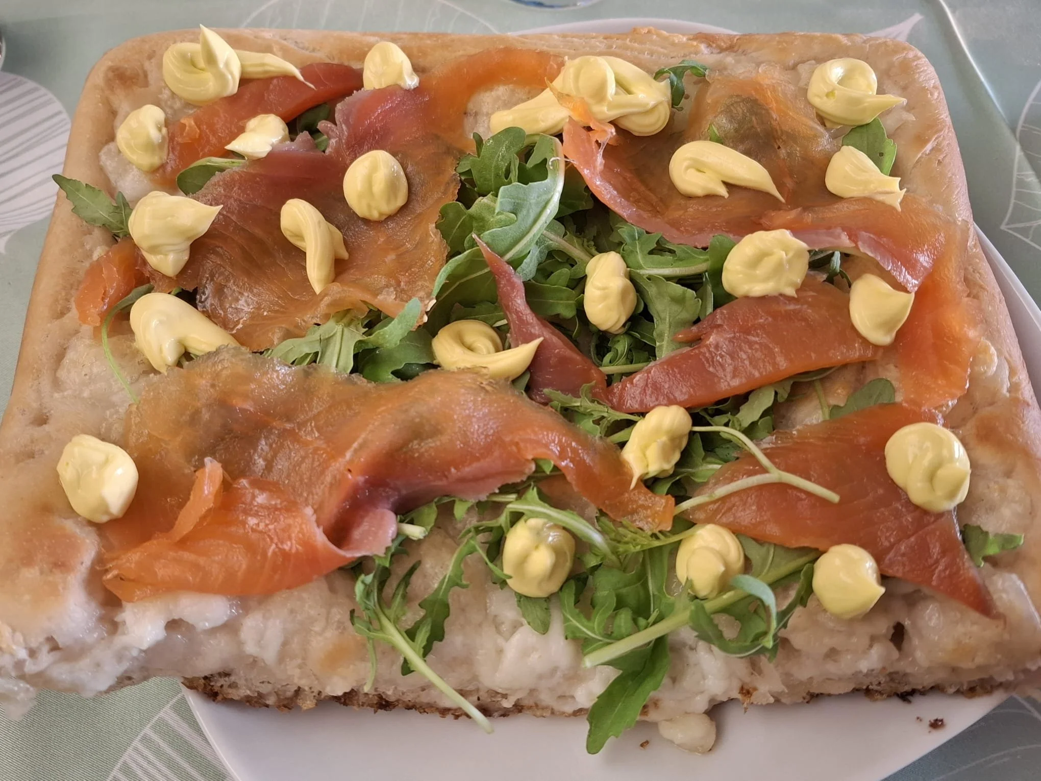 Pizza con trota affumicata e maionese al lime.