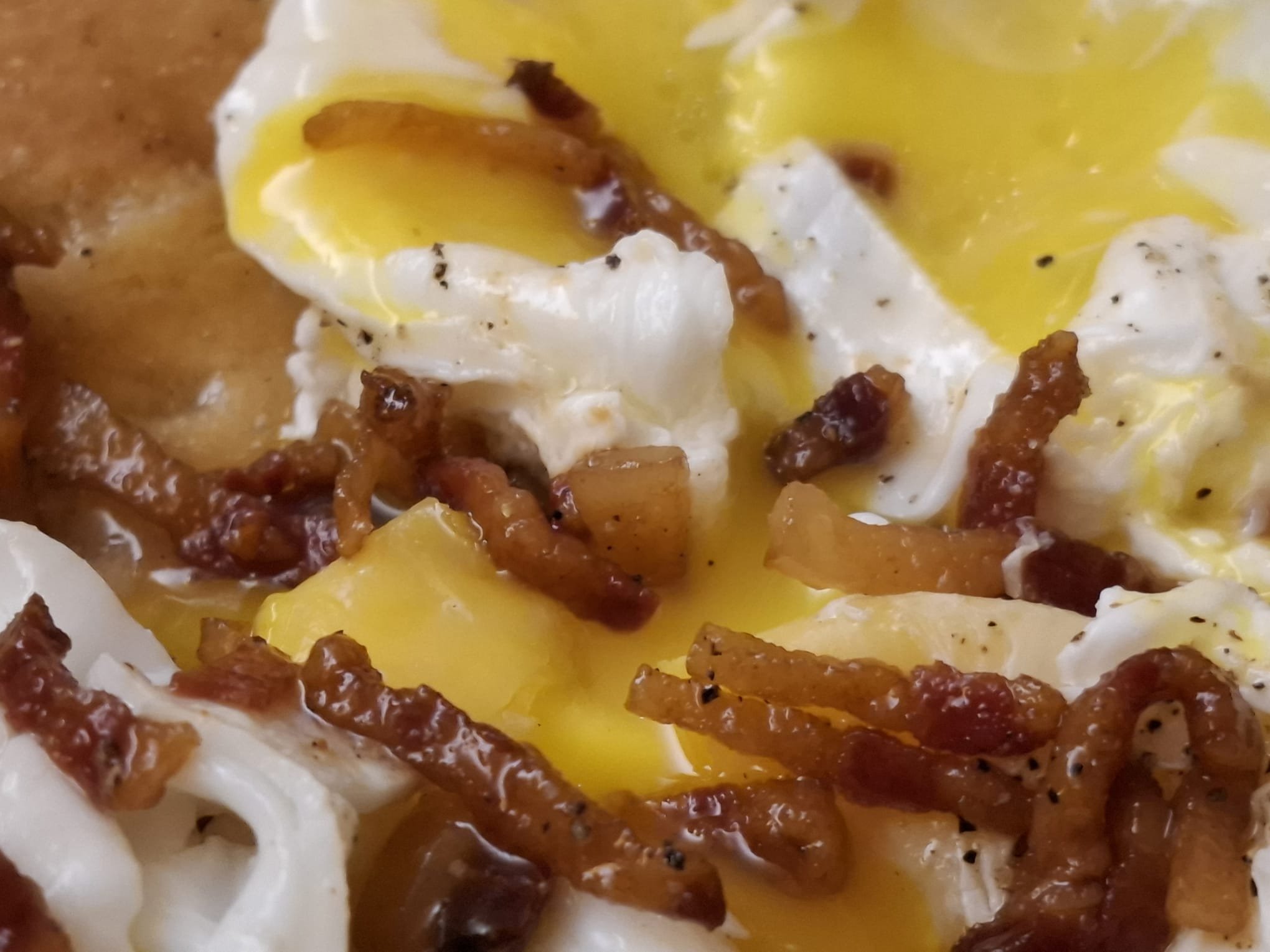 Pizza Carbonara Concettuale con Uovo Pochè e Barbozza Croccante