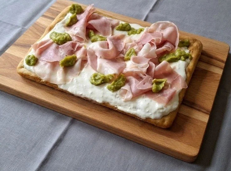 Sussurri di Primavera su Base Bianca: La Pizza che Conquista