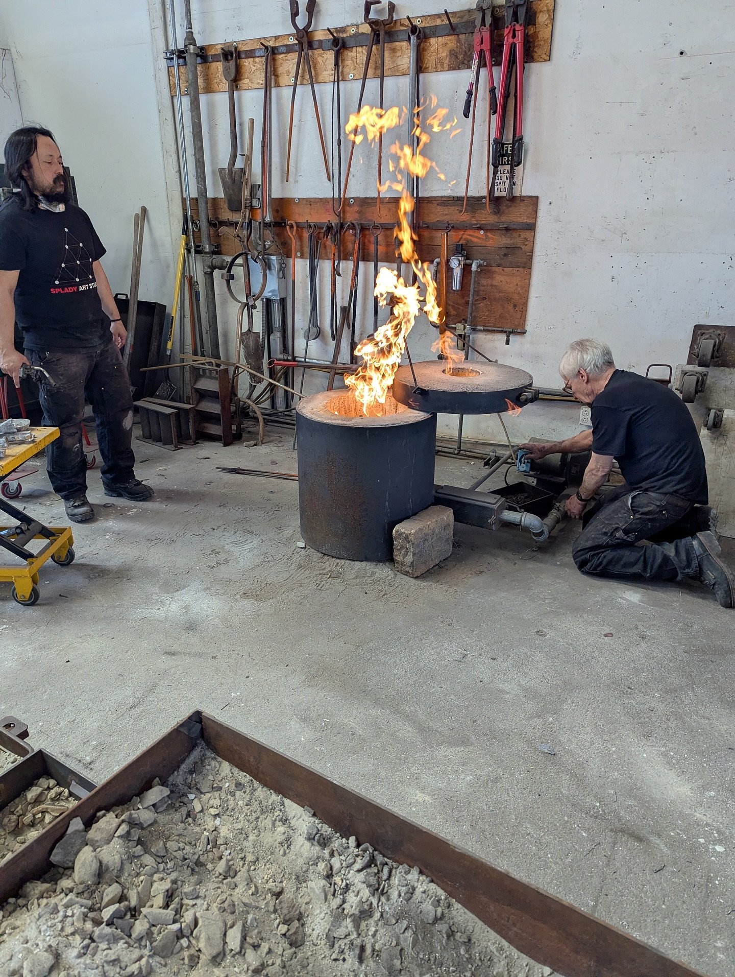 Casting bronze vessels.

#bronzecasting #bronzesculpture #vessel #foundry #oaklandmetal #bayareametal #bayareaartist #metalstudio #interiordesign