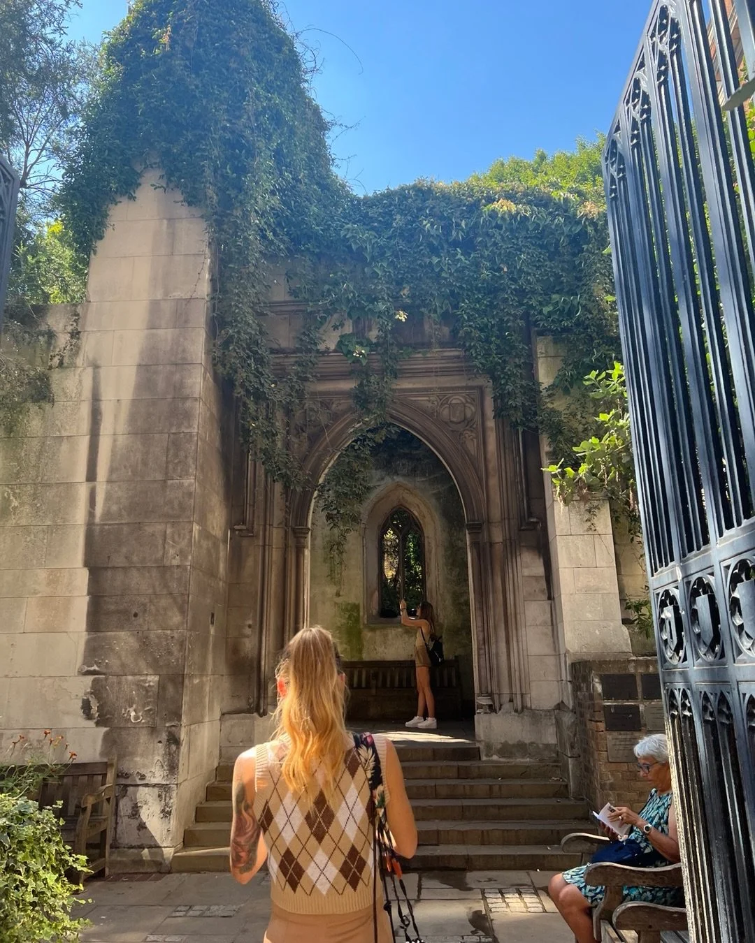 London has a way of surprising you. 💫 

One moment you&rsquo;re in the middle of a buzzing concrete jungle &mdash; the next you&rsquo;re stepping through an iron gate into towering trees, blooming flowers, and whimsical vines climbing historic churc