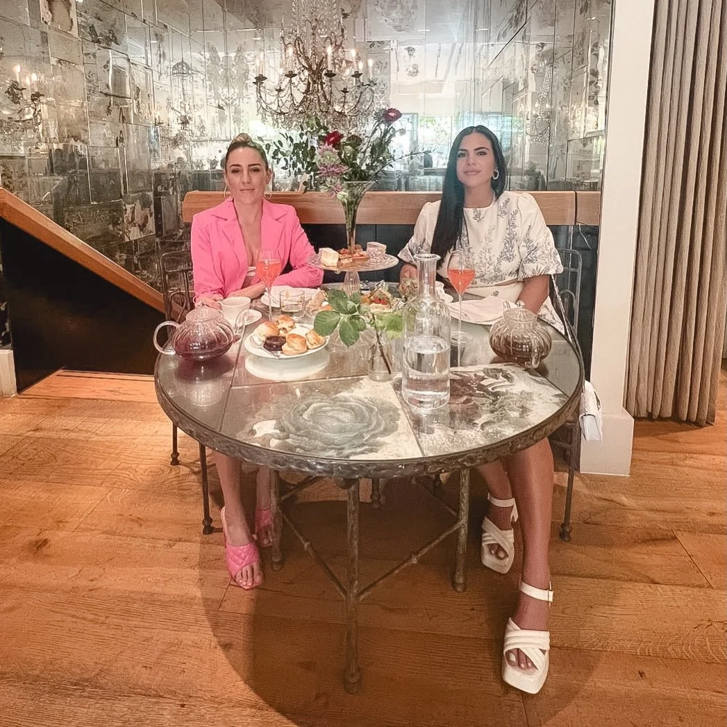 London is the perfect place to mix a little business with a lot of fun! ☕️🫖 Of course we couldn&rsquo;t miss a classic high tea moment. Between tiers of pastries, scones, and plenty of tea, we were busy chatting travel ideas and planning unforgettab