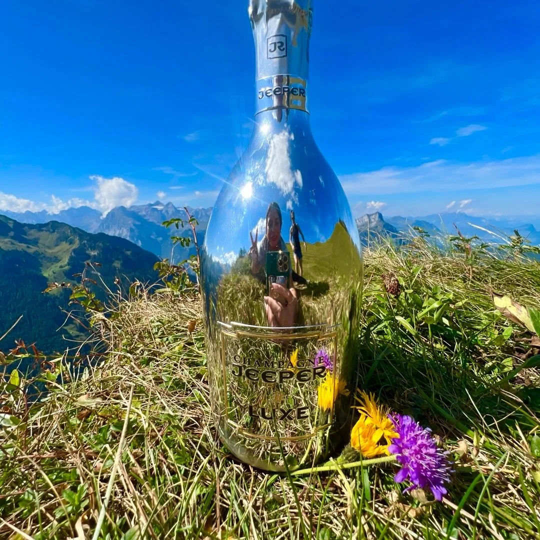 Interlaken photo dump🇨🇭 
Icey blue lakes + alpine air &amp; a bottle of @champagnejeeper at the top. 🥂 
#SYNTtravel #Getoutside