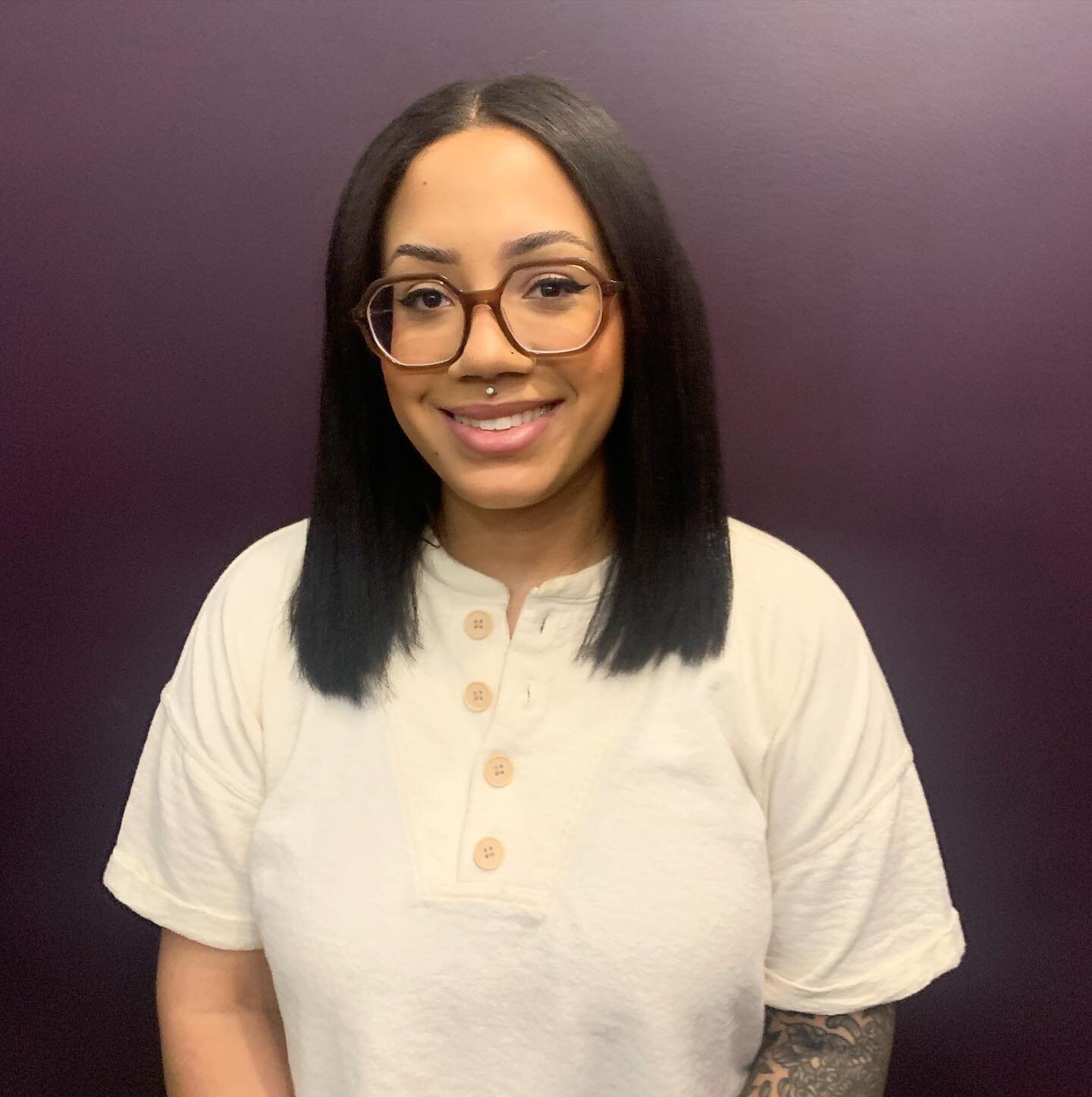 Okok, it&rsquo;s happening! The Baddies crew is expanding! Mason(she/they) is an esthetician specializing in corrective facials, brow services, and body waxing for all. Check out her ig @sunstone_aesthetics. Book with Mason from the link in bio. 
&bu