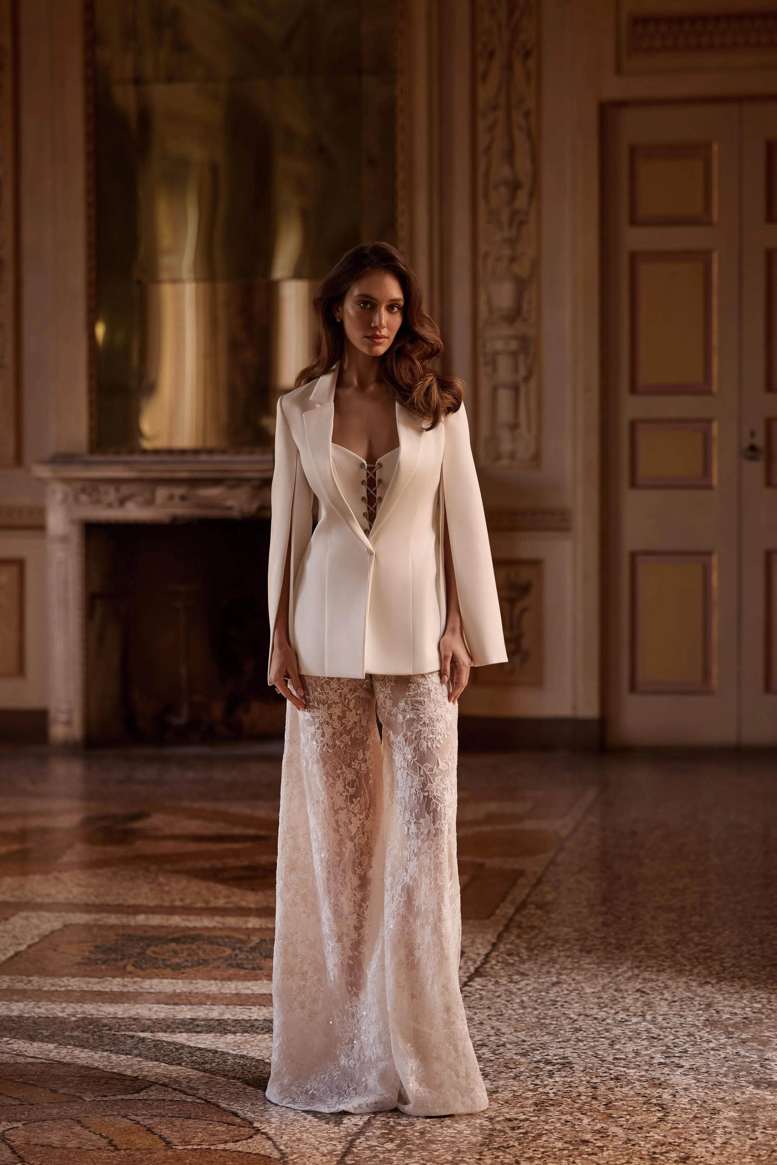 Ari Villoso Kayla trousers, full lace. Topped of with the Lysa Corset and Rola Jacket. Lace and Satin mixed in a modern way.