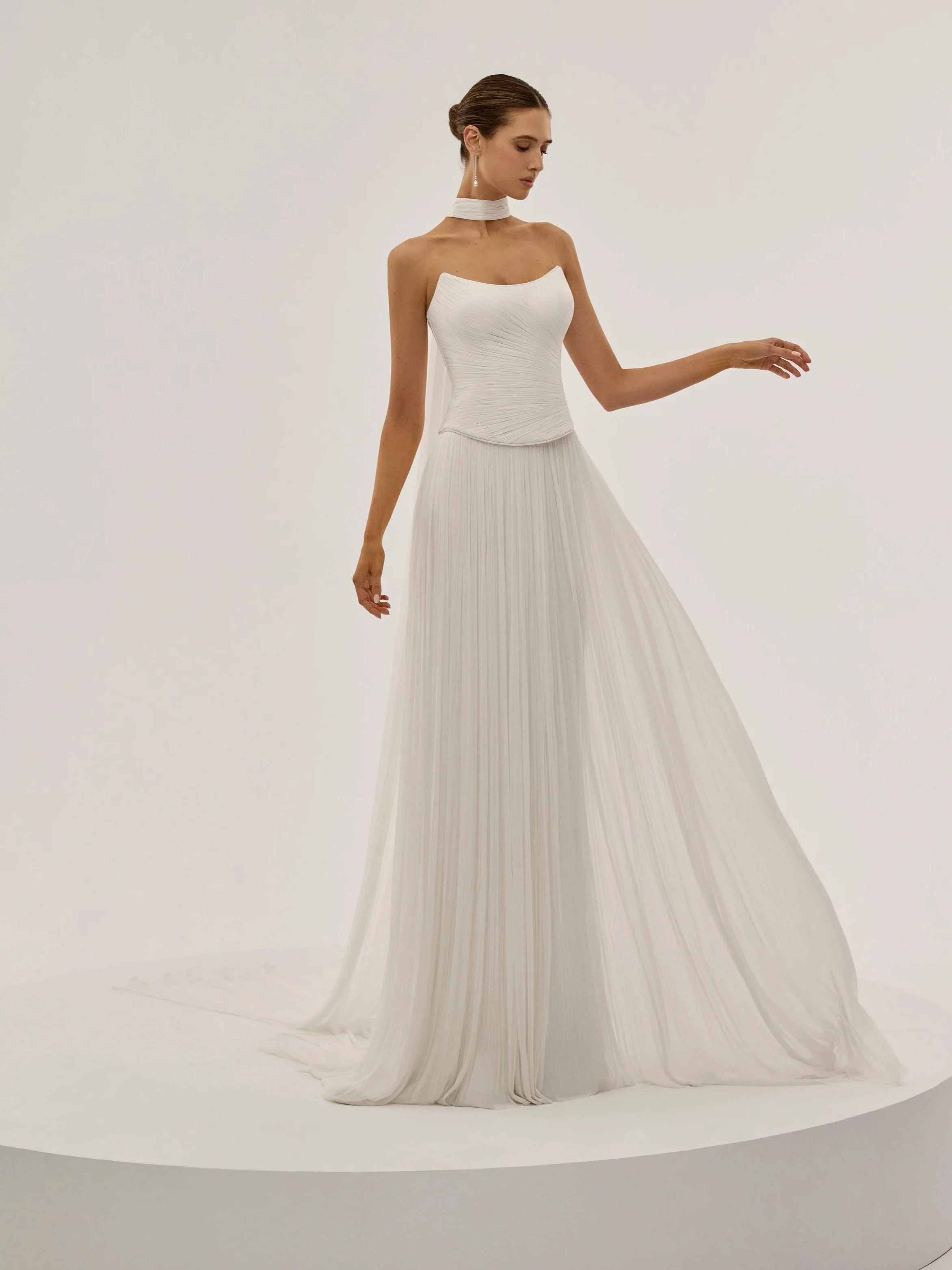 Siris wedding dress by Rosa Clara Couture fashion house. Cateye corset with an A-line skirt in a silk fabric.