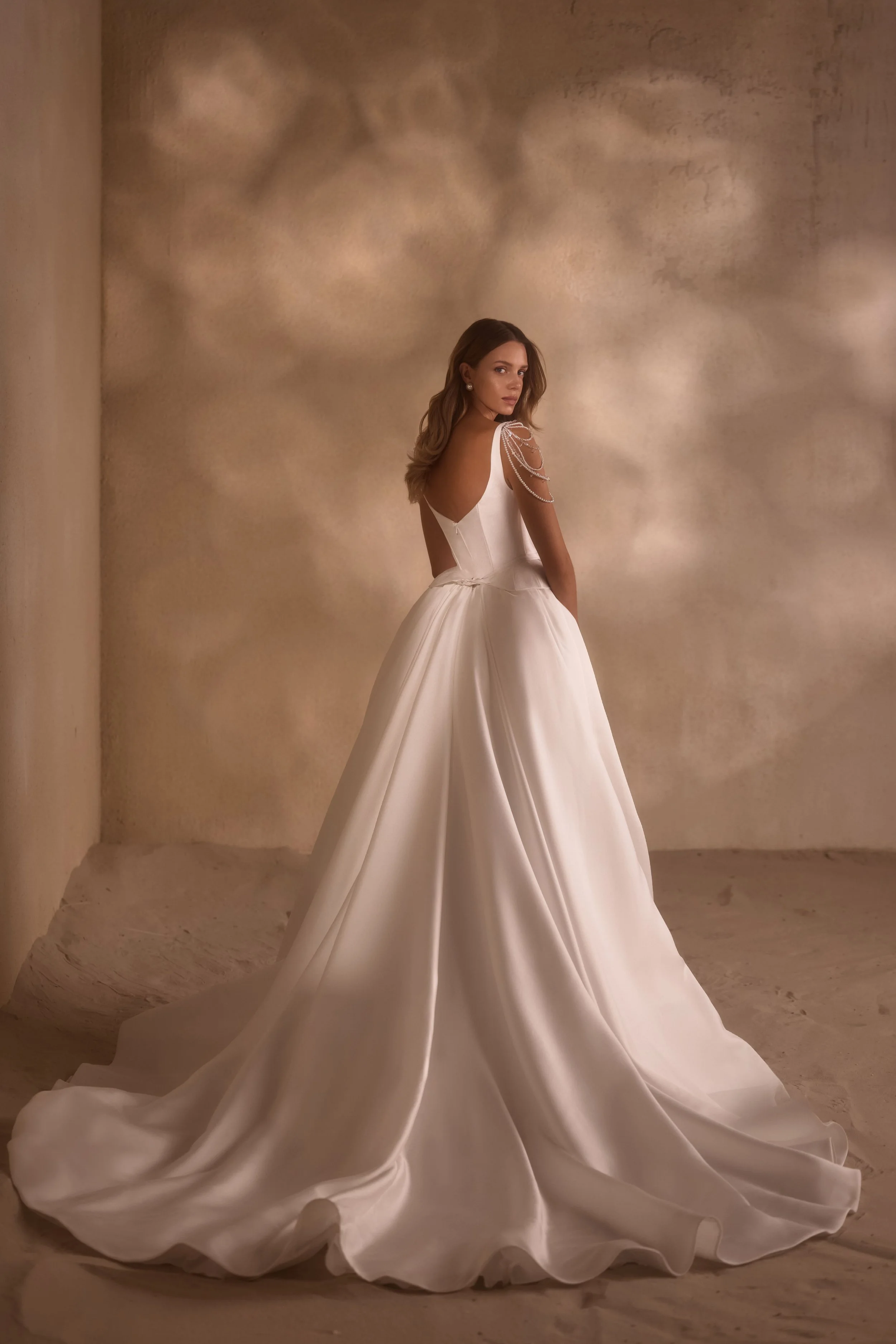 Mermaid wedding dress with detachable voluminous Mikado skirt and long train